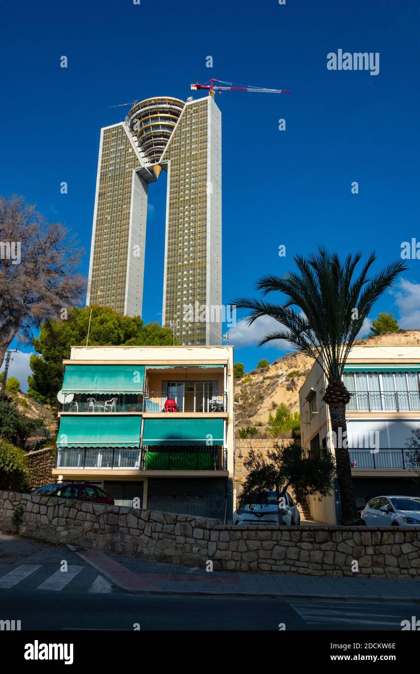 La popolare meta di vacanza e il luogo di sole invernale di Benidorm, Costa Blanca, Spagna, con il grattacielo a forma di M dell'edificio Intempo Foto Stock