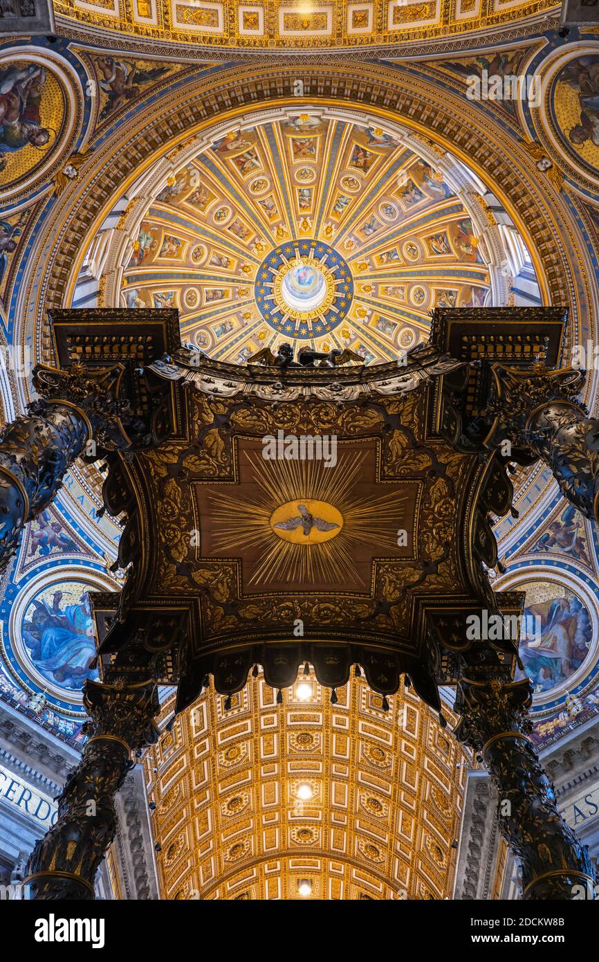 Basilica Papale di San Pietro interno con baldacchino Bernini, cupola e volta in Vaticano, Roma, Italia Foto Stock