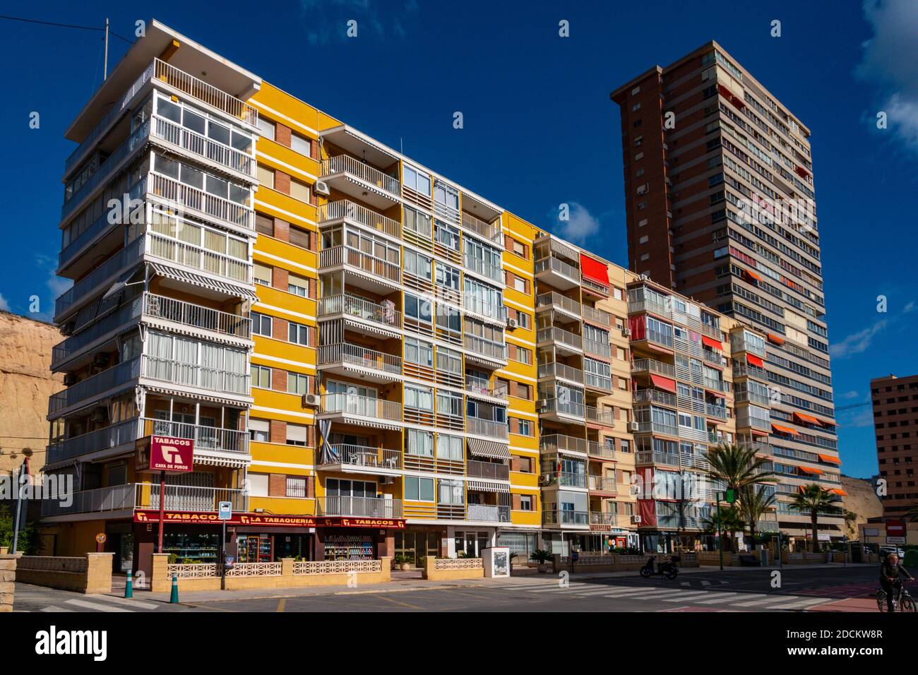La popolare meta turistica e luogo di sole invernale di Benidorm, Costa Blanca, Spagna Foto Stock