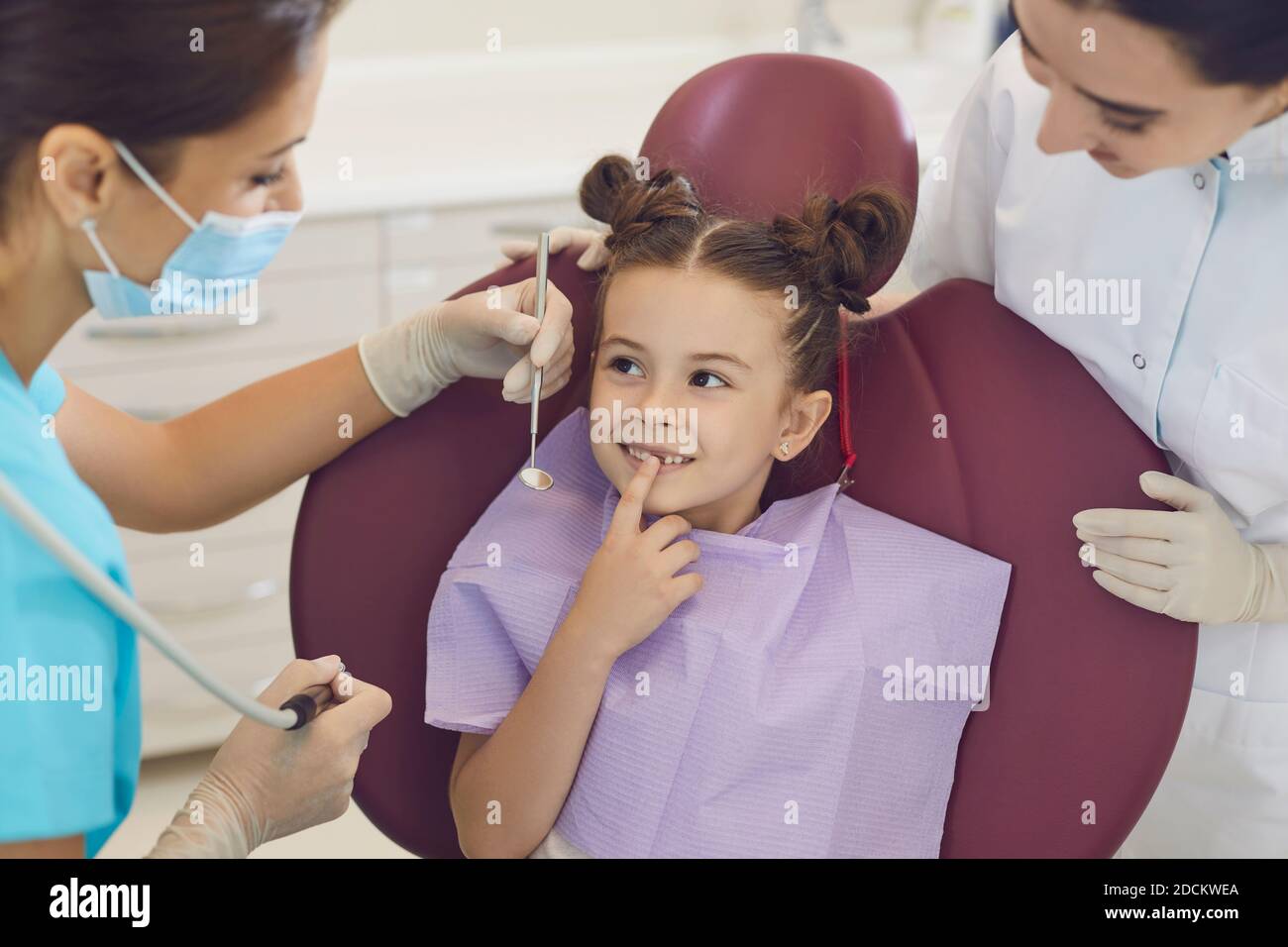 Cura e trattamento dentale. Odontoiatria bambini. Studio dentistico. Foto Stock
