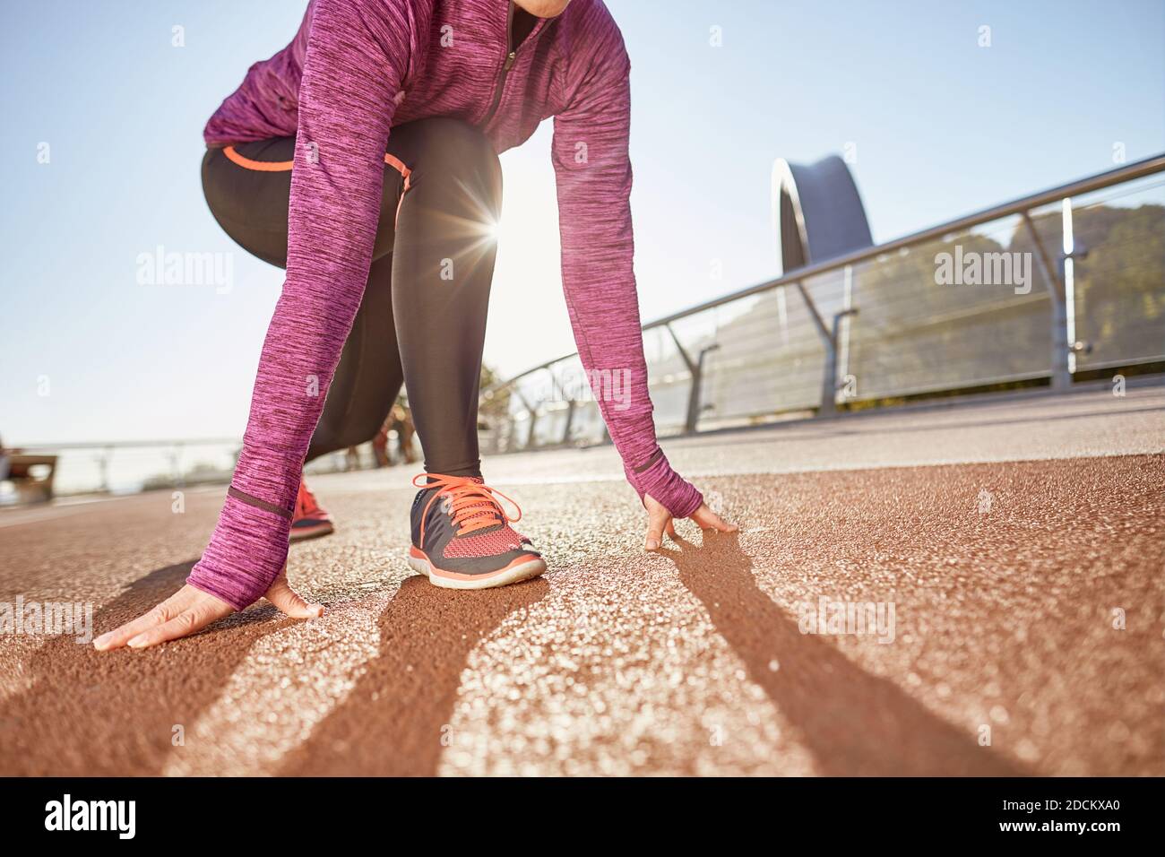 Pronti all'uso. Ripresa di una donna matura attiva che indossa abbigliamento  sportivo in posizione di partenza, pronta per correre all'aperto in una  giornata di sole Foto stock - Alamy