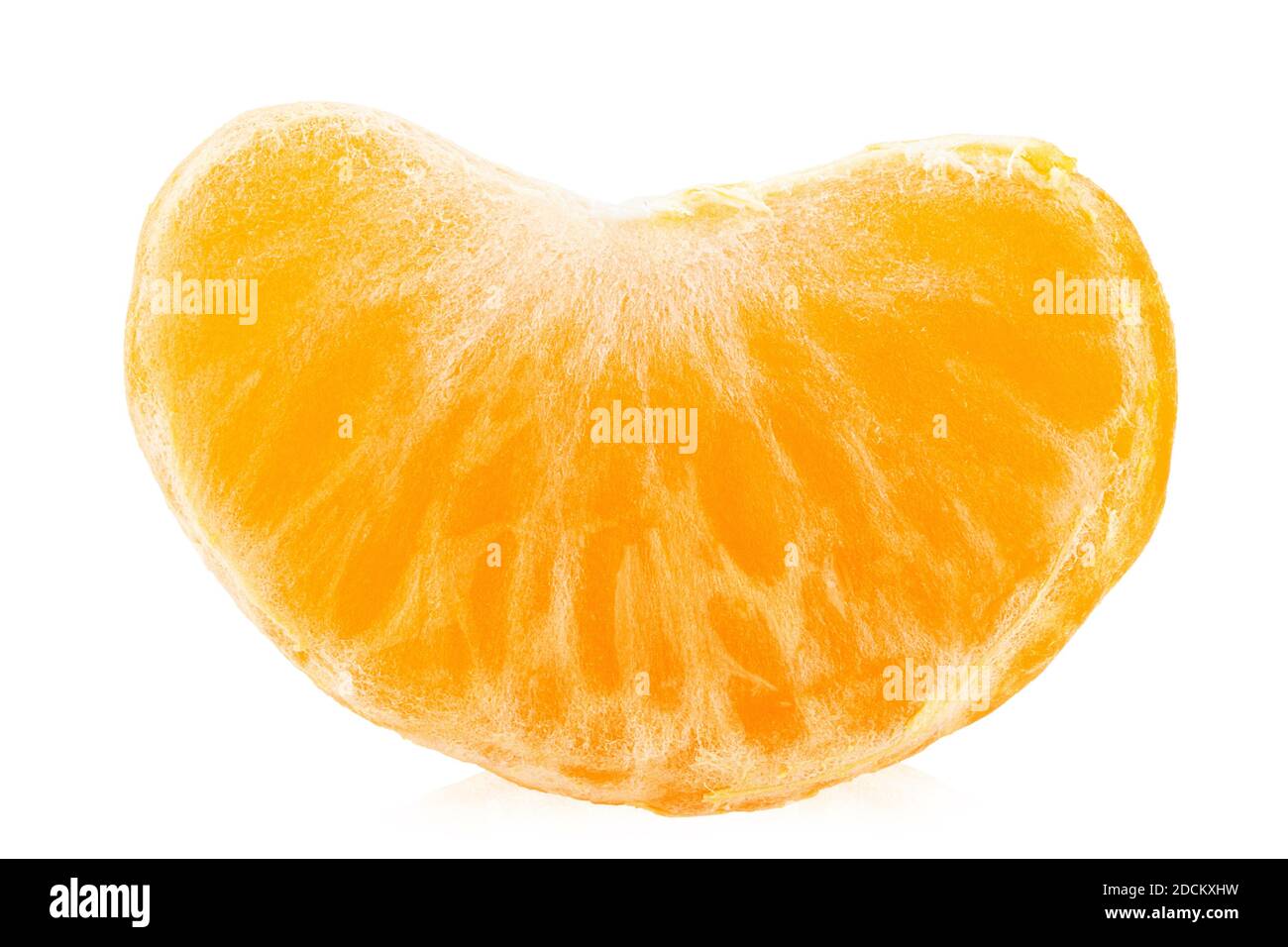 Fetta di agrumi arancio mandarino isolata. Il file contiene il percorso di ritaglio. Foto Stock