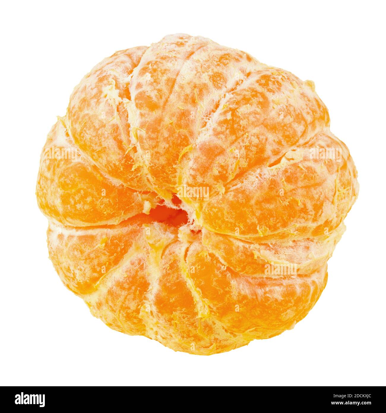 Mandarino fresco purificato maturo isolato su fondo bianco. Il file contiene il percorso di ritaglio. Foto Stock