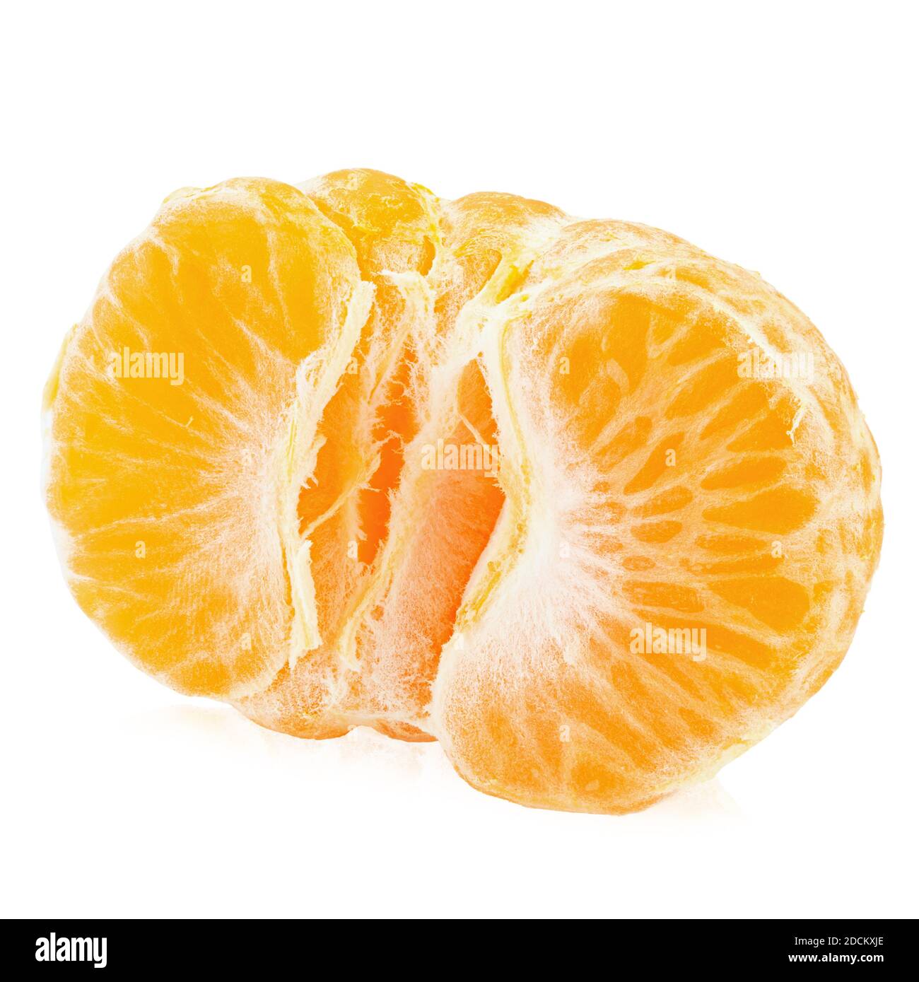Mezzo mandarino fresco purificato maturo isolato su sfondo bianco. Il file contiene il percorso di ritaglio. Foto Stock