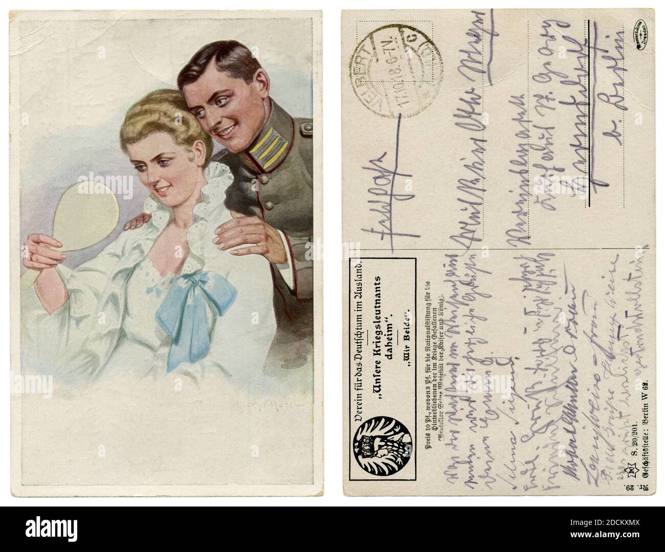Cartolina storica tedesca: Un uomo in uniforme militare ammira la sua bella moglie. Una signora in una notte guarda nello specchio. Prima guerra mondiale, 1914-18 Foto Stock