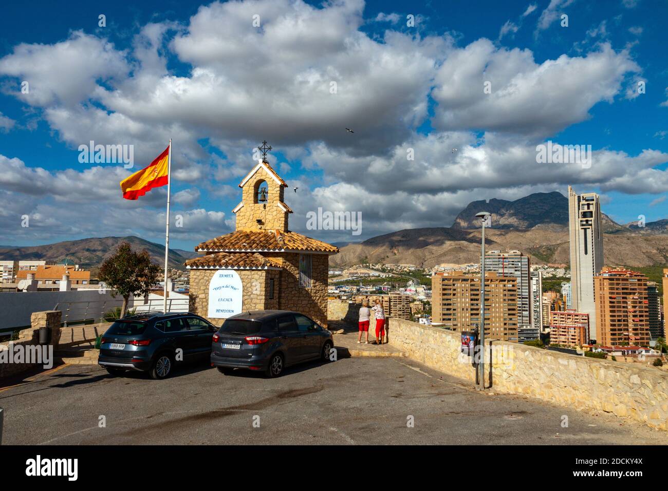 Meta turistica e luogo di sole invernale di Benidorm, Costa Blanca, Spagna, il Mirador de la Ermita Virgen del Mar, collina di Tossal de la Cala Foto Stock