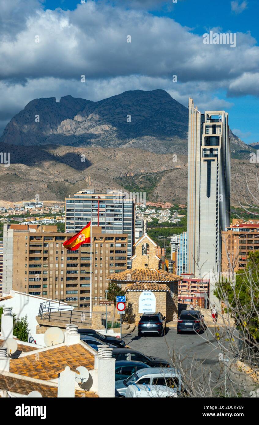 Meta turistica e luogo di sole invernale di Benidorm, Costa Blanca, Spagna, il Mirador de la Ermita Virgen del Mar, collina di Tossal de la Cala Foto Stock