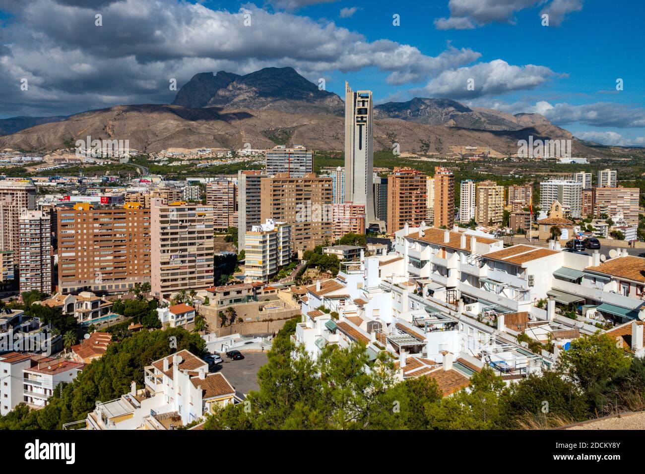 La popolare meta turistica e luogo di sole invernale di Benidorm, Costa Blanca, Spagna, visto dalla collina di Tossal de la Cala Foto Stock