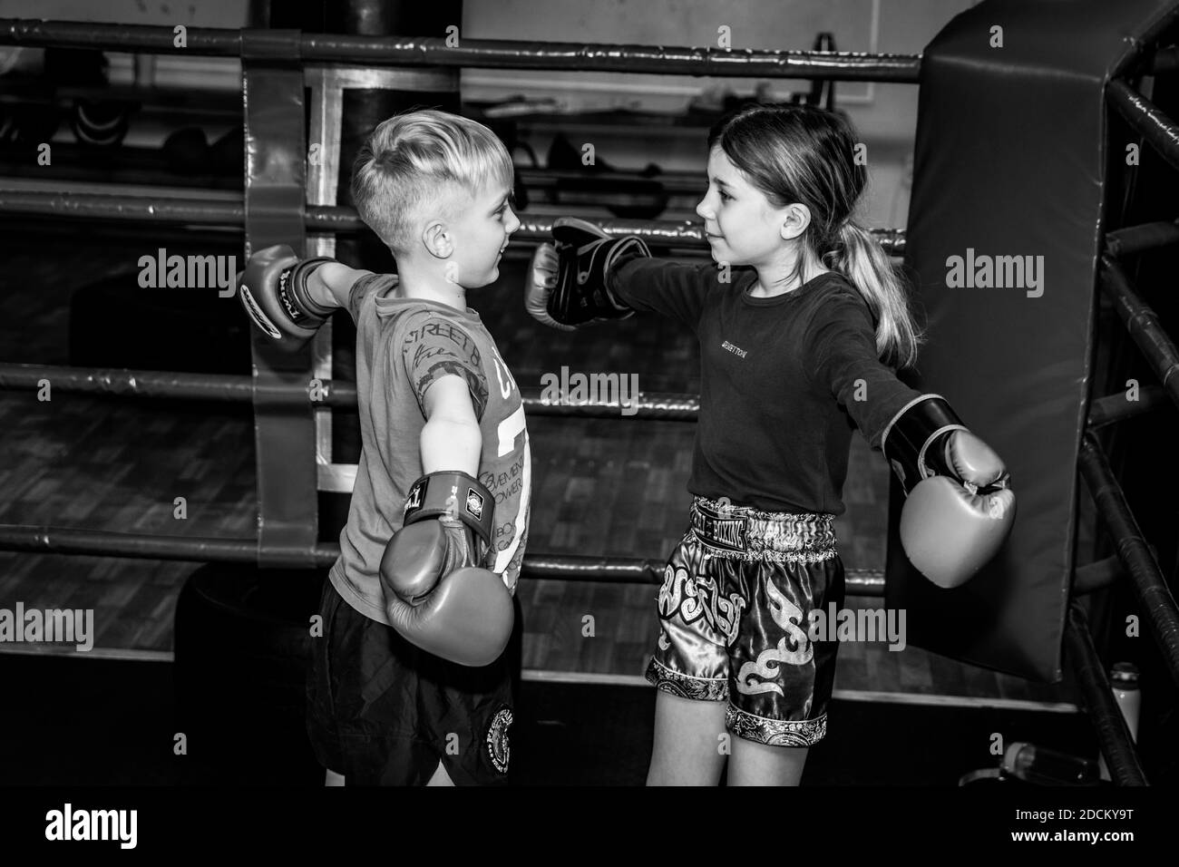 Russia. Vyborg. 11.20.2020 Bambini in Muay Thai formazione. Foto in bianco e nero Foto Stock