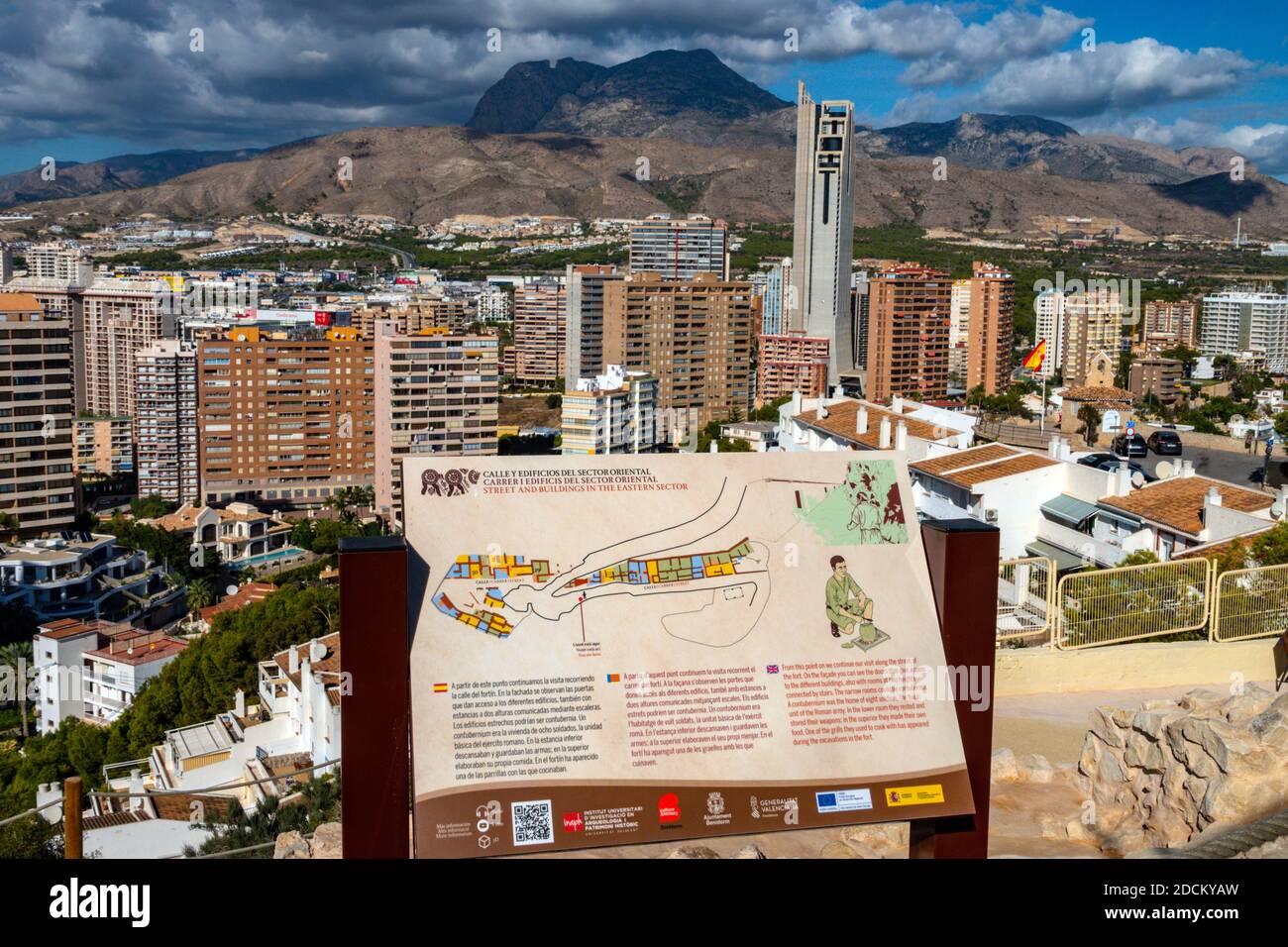 La popolare meta turistica e luogo di sole invernale di Benidorm, Costa Blanca, Spagna, visto dalla collina di Tossal de la Cala Foto Stock