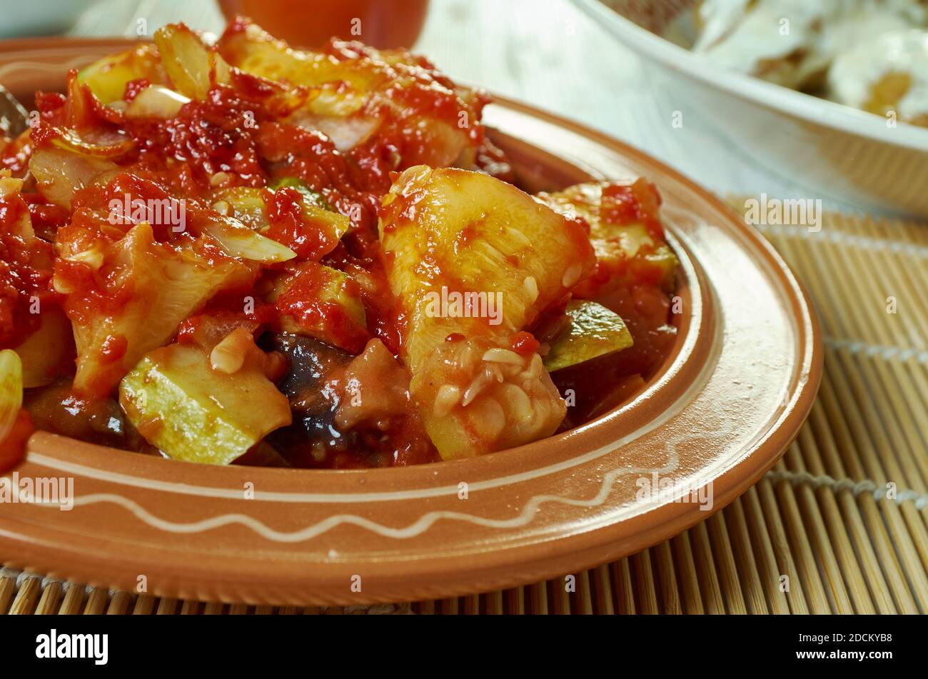 Sataras - stufato di verdure croato fatto con una combinazione di pomodori, peperoni, cipolle, aglio e prezzemolo. Foto Stock