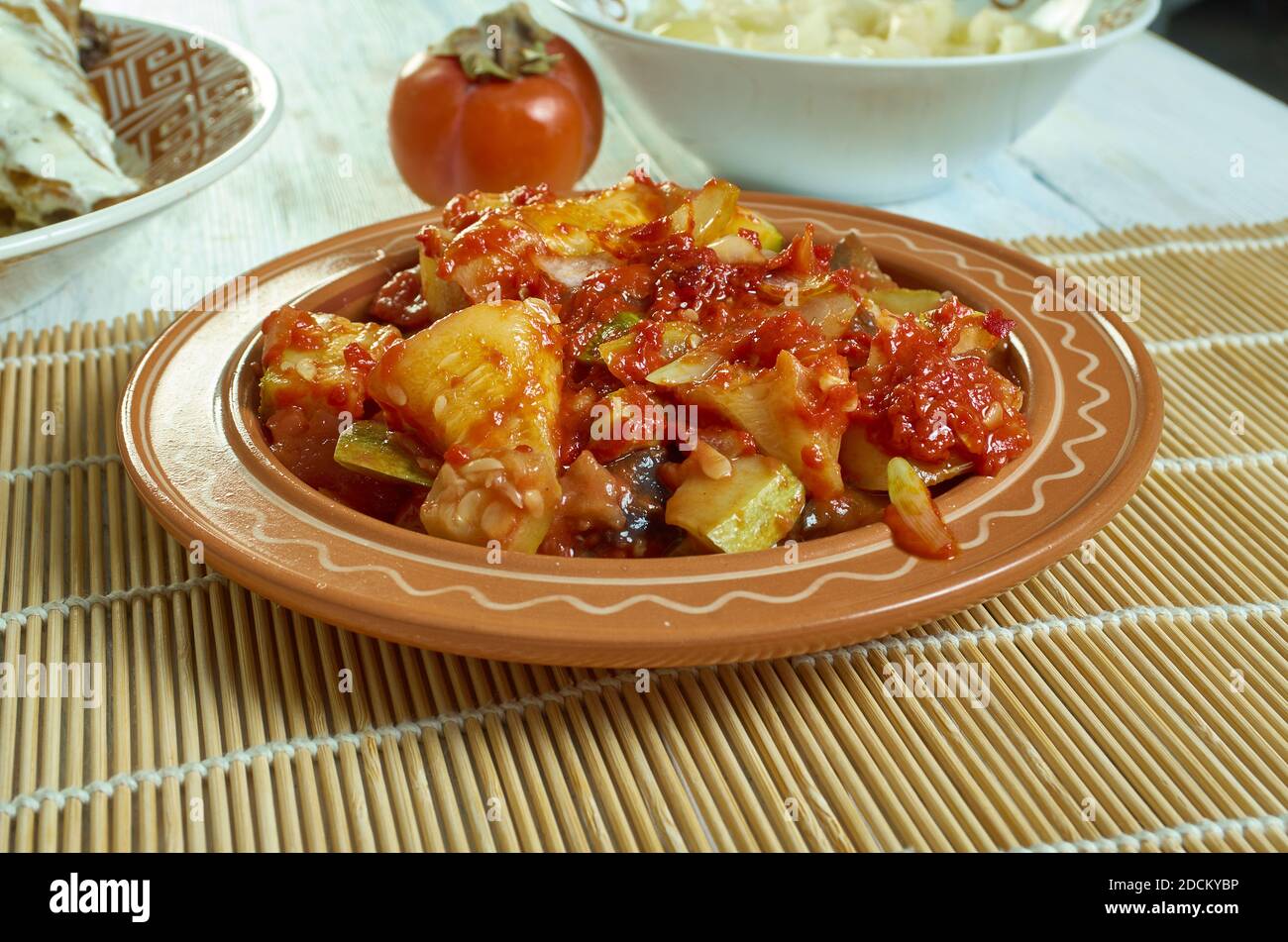 Sataras - stufato di verdure croato fatto con una combinazione di pomodori, peperoni, cipolle, aglio e prezzemolo. Foto Stock