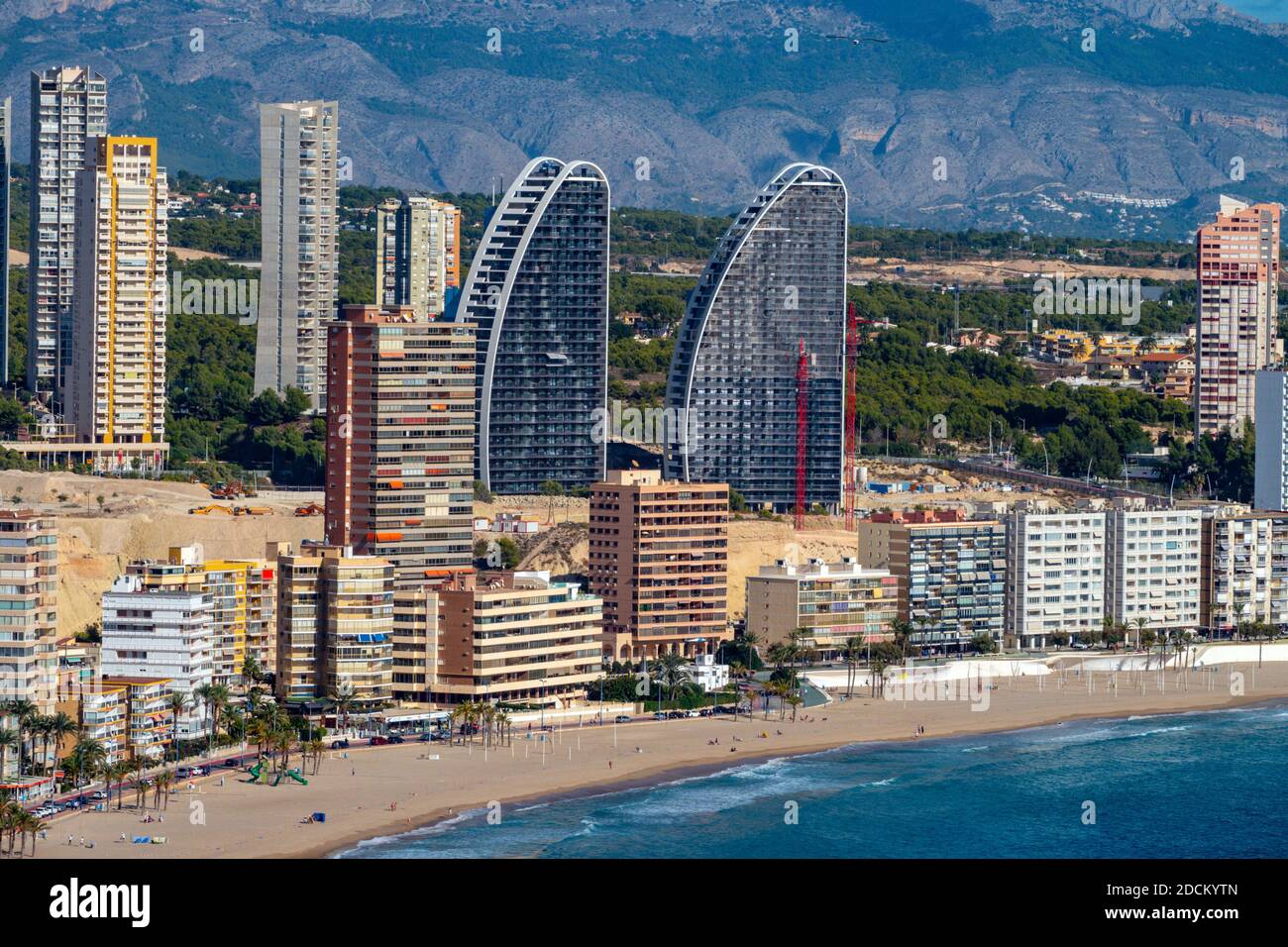 La popolare meta turistica e luogo di sole invernale di Benidorm, Costa Blanca, Spagna, visto dalla collina di Tossal de la Cala Foto Stock