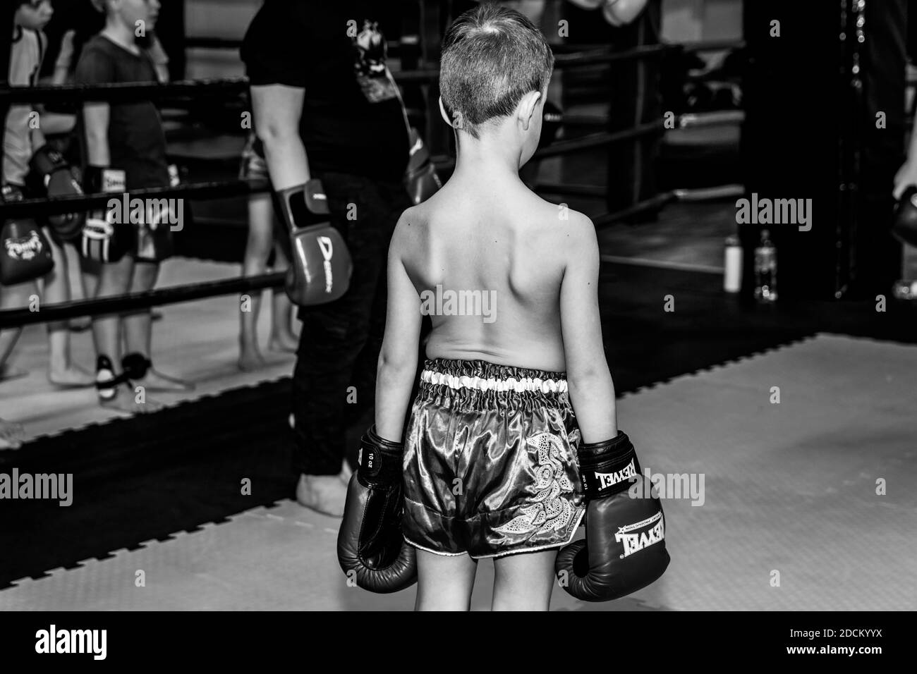 Russia. Vyborg. 11.20.2020 Bambini in Muay Thai formazione. Foto in bianco e nero Foto Stock