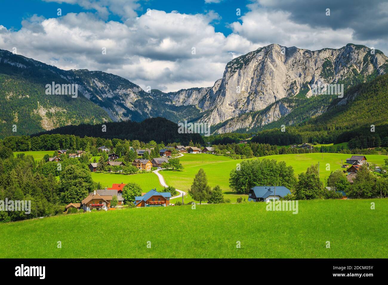 Pittoresco scenario estivo e grazioso villaggio alpino con alte montagne sullo sfondo, Altaussee, Salzkammergut, Austria, Europa Foto Stock