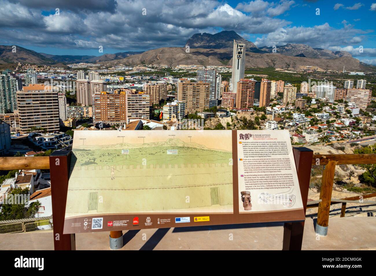 Cartello la popolare destinazione di vacanza e luogo di sole invernale di Benidorm, Costa Blanca, Spagna, visto dalla collina di Tossal de la Cala Foto Stock