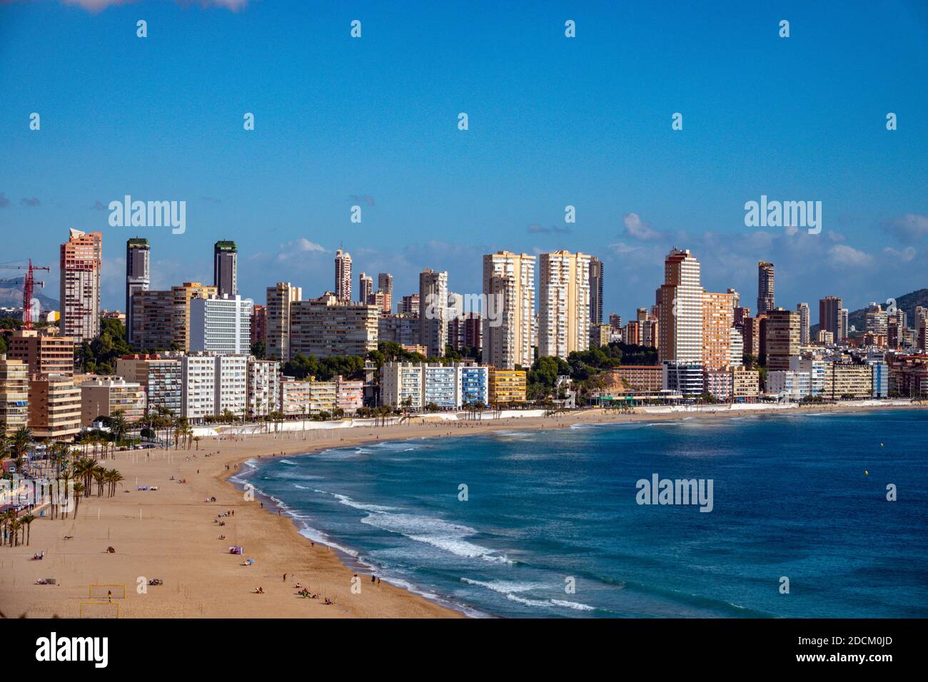 La popolare meta turistica e luogo di sole invernale di Benidorm, Costa Blanca, Spagna, visto dalla collina di Tossal de la Cala Foto Stock