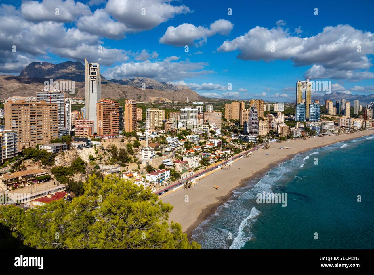 La popolare meta turistica e luogo di sole invernale di Benidorm, Costa Blanca, Spagna, visto dalla collina di Tossal de la Cala Foto Stock