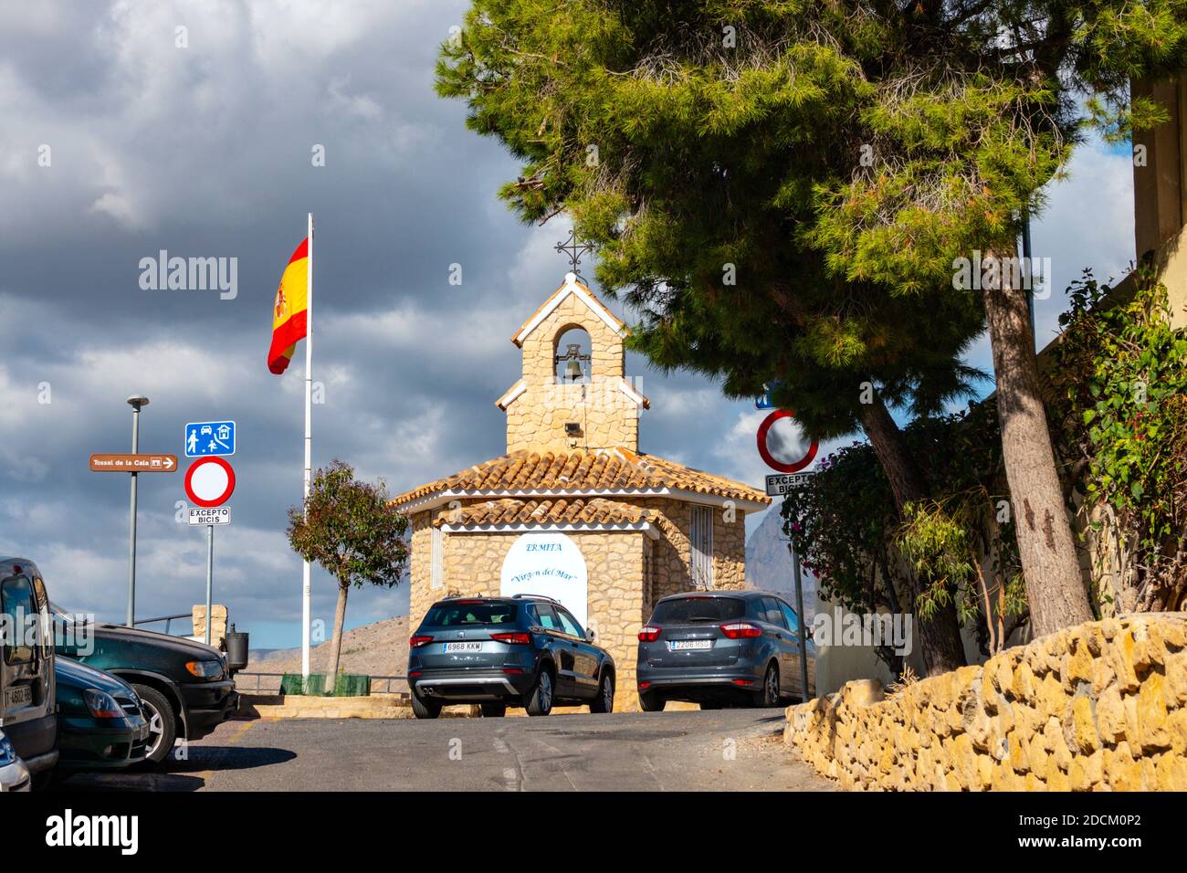 Meta turistica e luogo di sole invernale di Benidorm, Costa Blanca, Spagna, il Mirador de la Ermita Virgen del Mar, collina di Tossal de la Cala Foto Stock