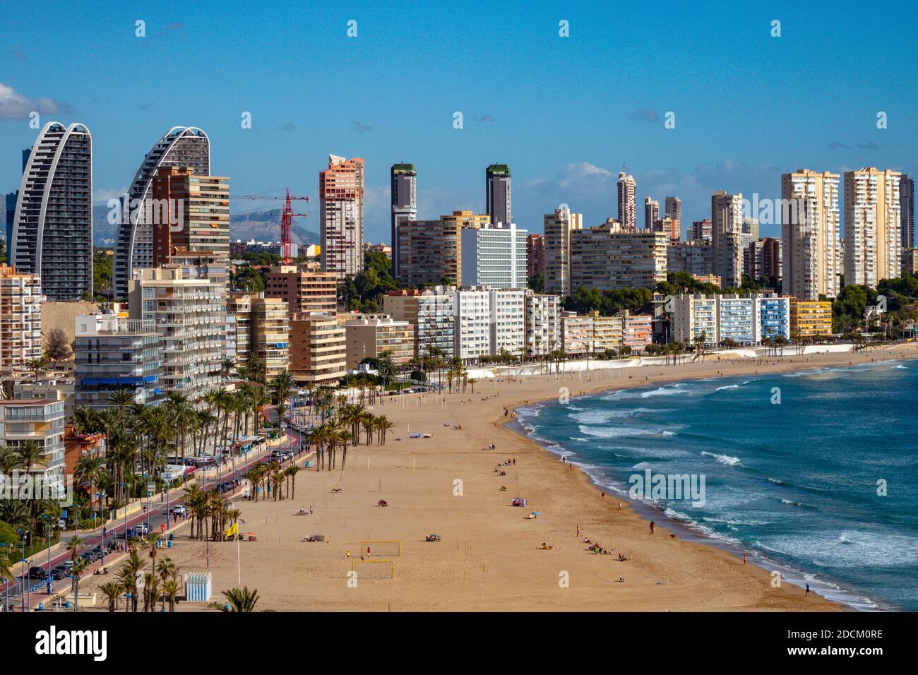 La popolare meta turistica e luogo di sole invernale di Benidorm, Costa Blanca, Spagna, visto dalla collina di Tossal de la Cala Foto Stock