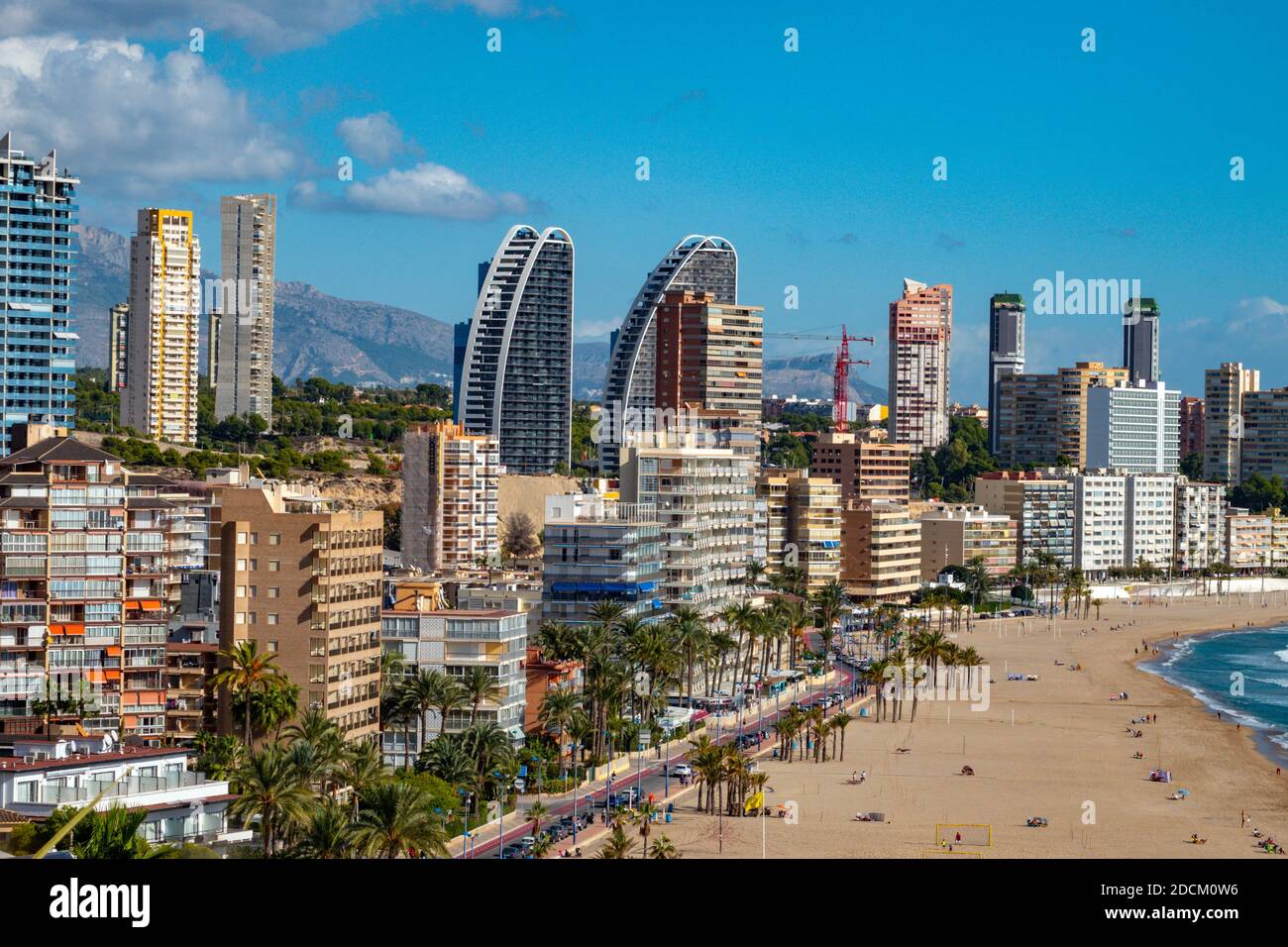 La popolare meta turistica e luogo di sole invernale di Benidorm, Costa Blanca, Spagna, visto dalla collina di Tossal de la Cala Foto Stock