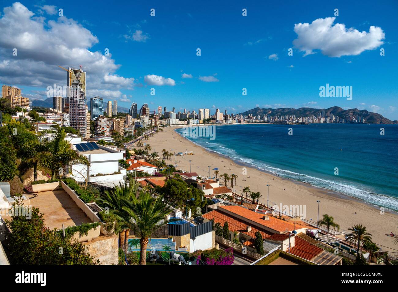 La popolare meta turistica e luogo di sole invernale di Benidorm, Costa Blanca, Spagna Foto Stock