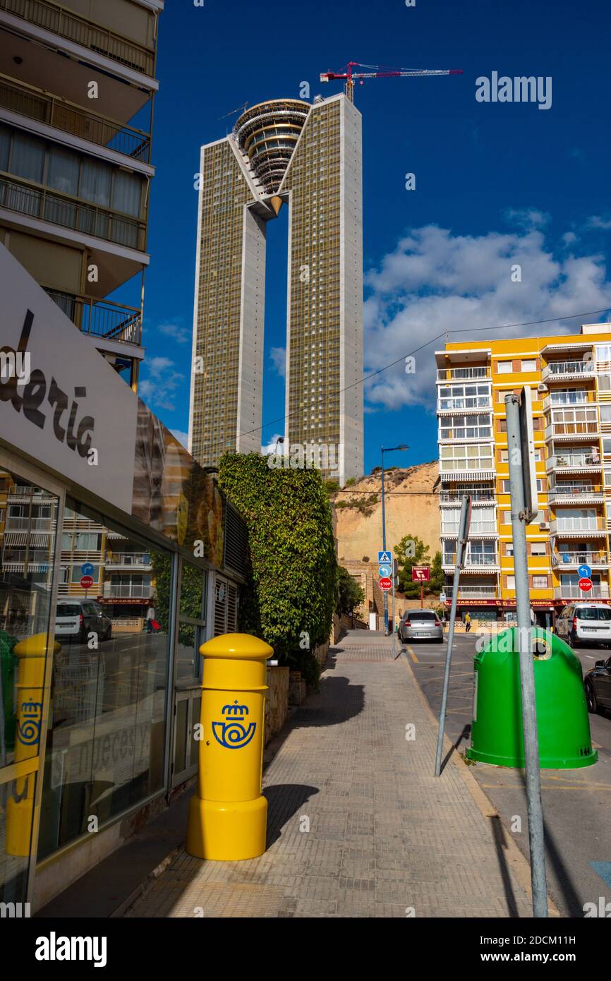 Meta turistica e luogo di villeggiatura invernale a Benidorm, Costa Blanca, Spagna, con il grattacielo a forma di M dell'edificio Intempo e la posta Foto Stock