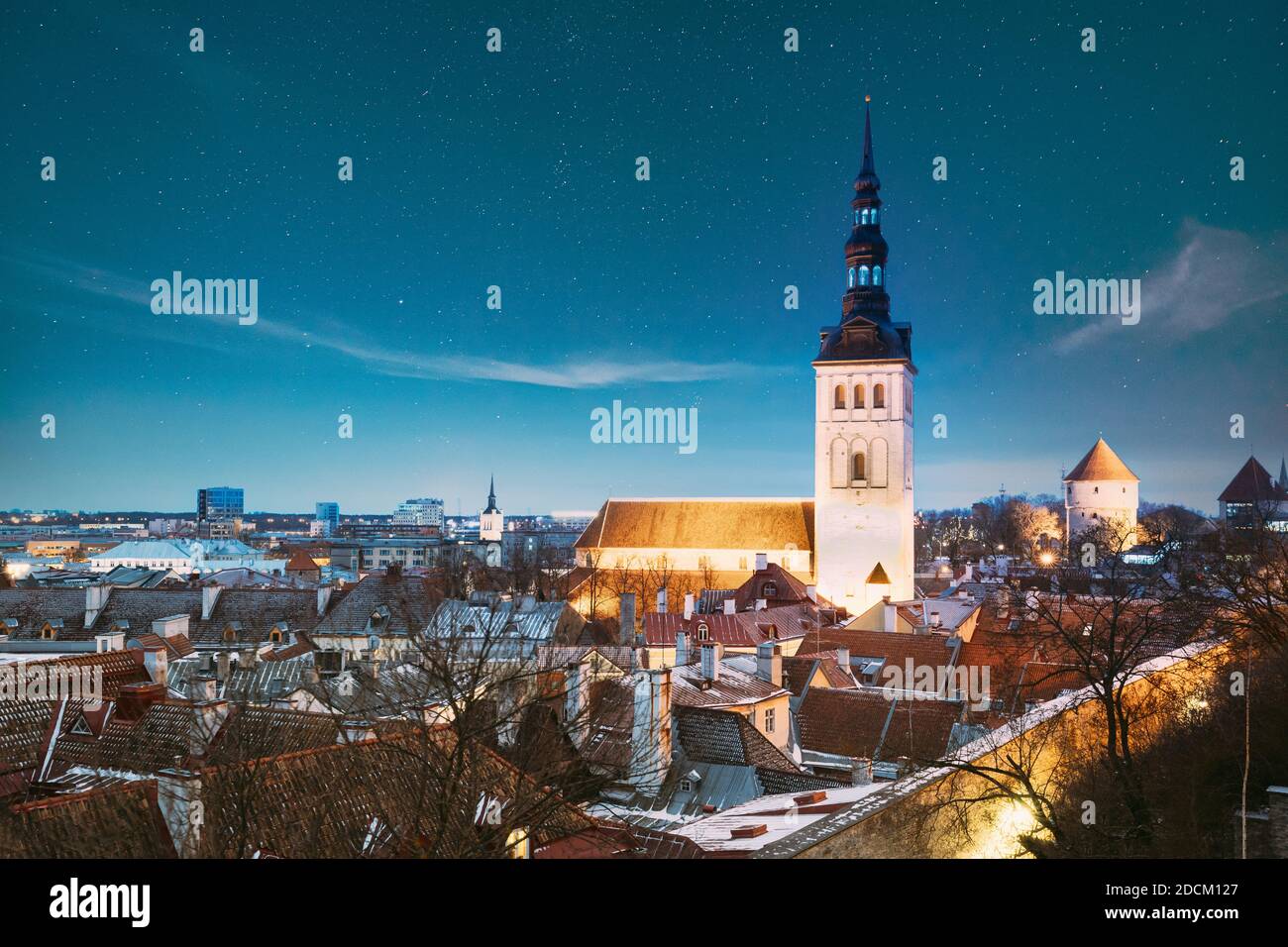 Tallinn, Estonia. Cielo stellato notturno sopra la tradizionale skyline della vecchia architettura nella Città Vecchia. Chiesa di San Nicola - Niguliste Kirik in serata d'inverno Foto Stock