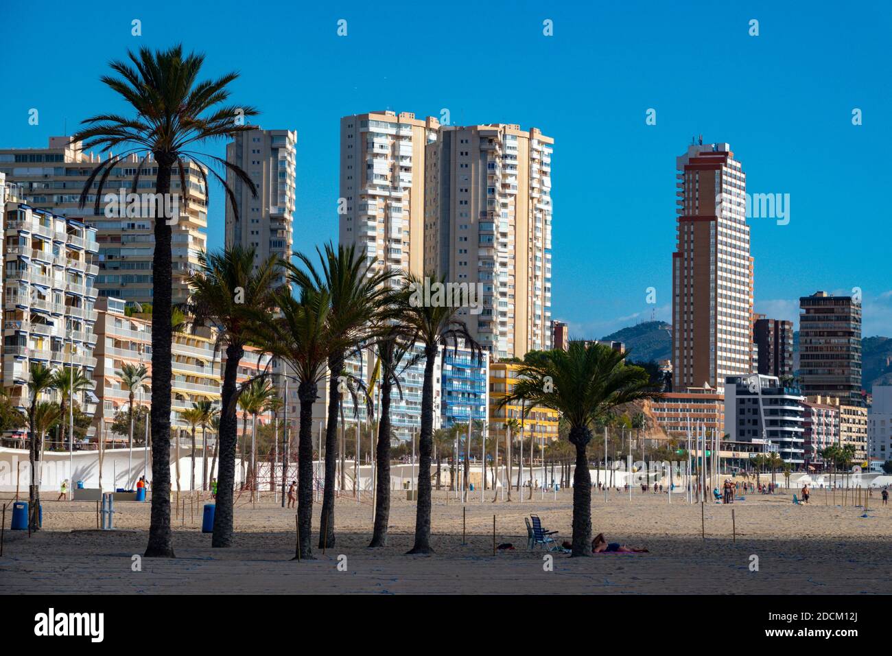 La popolare meta turistica e luogo di sole invernale di Benidorm, Costa Blanca, Spagna Foto Stock