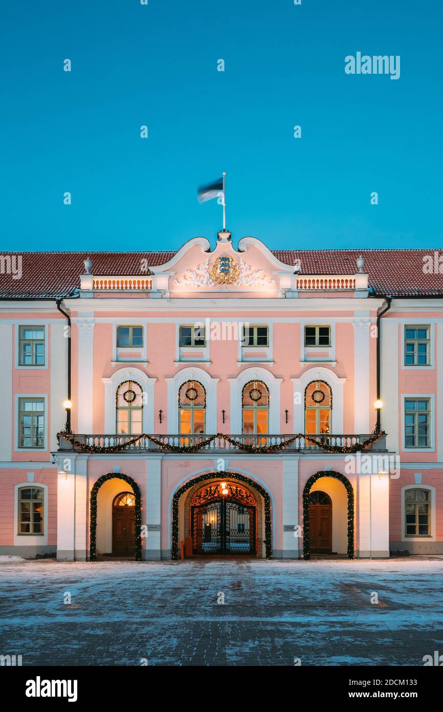 Tallinn, Estonia. Costruzione del governo della Repubblica di Estonia. Parlamento estone Riigikogu in Inverno sera in Notte Illuminazioni Foto Stock
