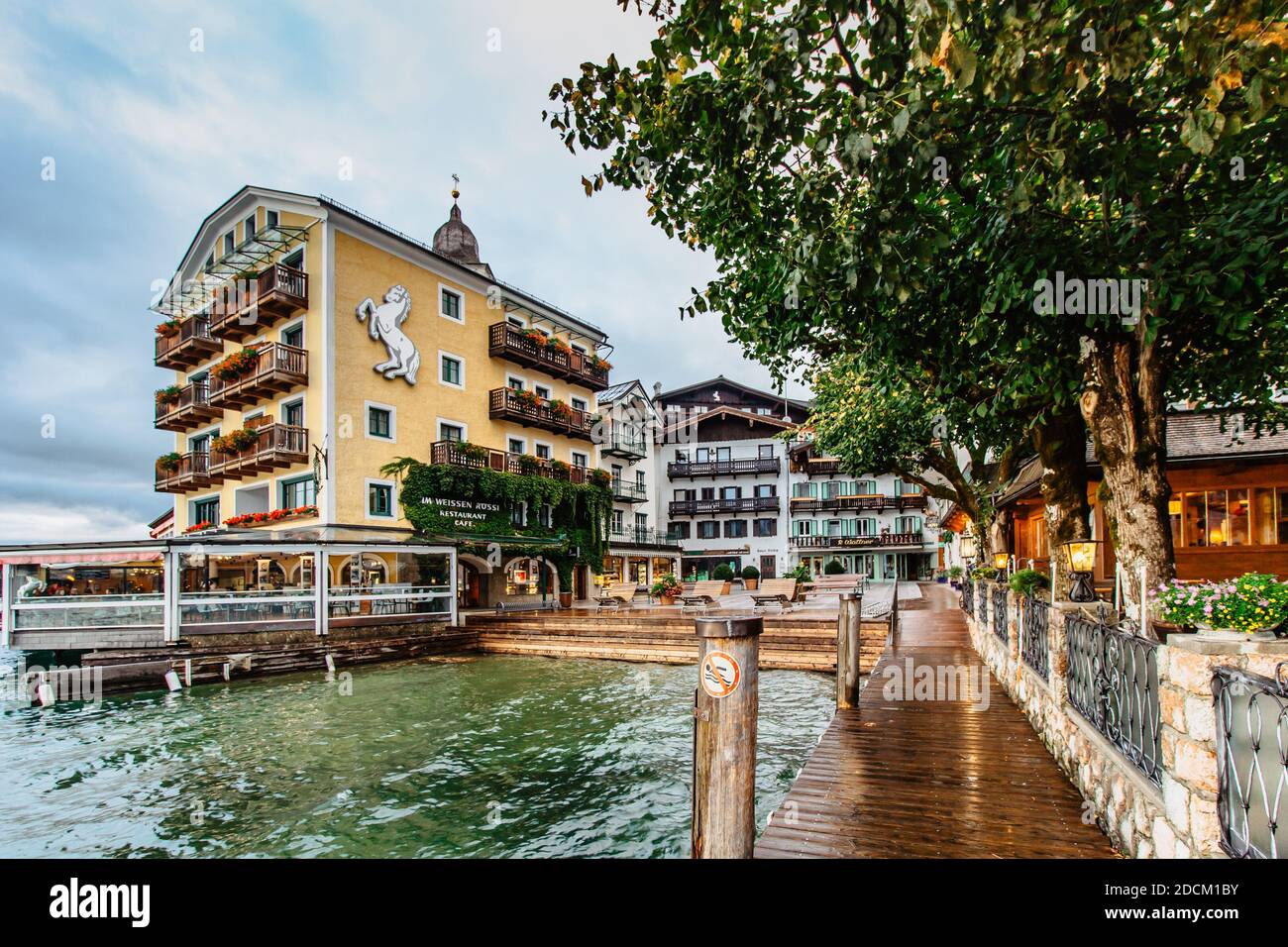 St. Wolfgang, Austria, 4 ottobre 2020. Vista della piccola città mercato sulle rive del lago Wolfgangsee, Salzkammergut region.Austrian turista culturale a. Foto Stock