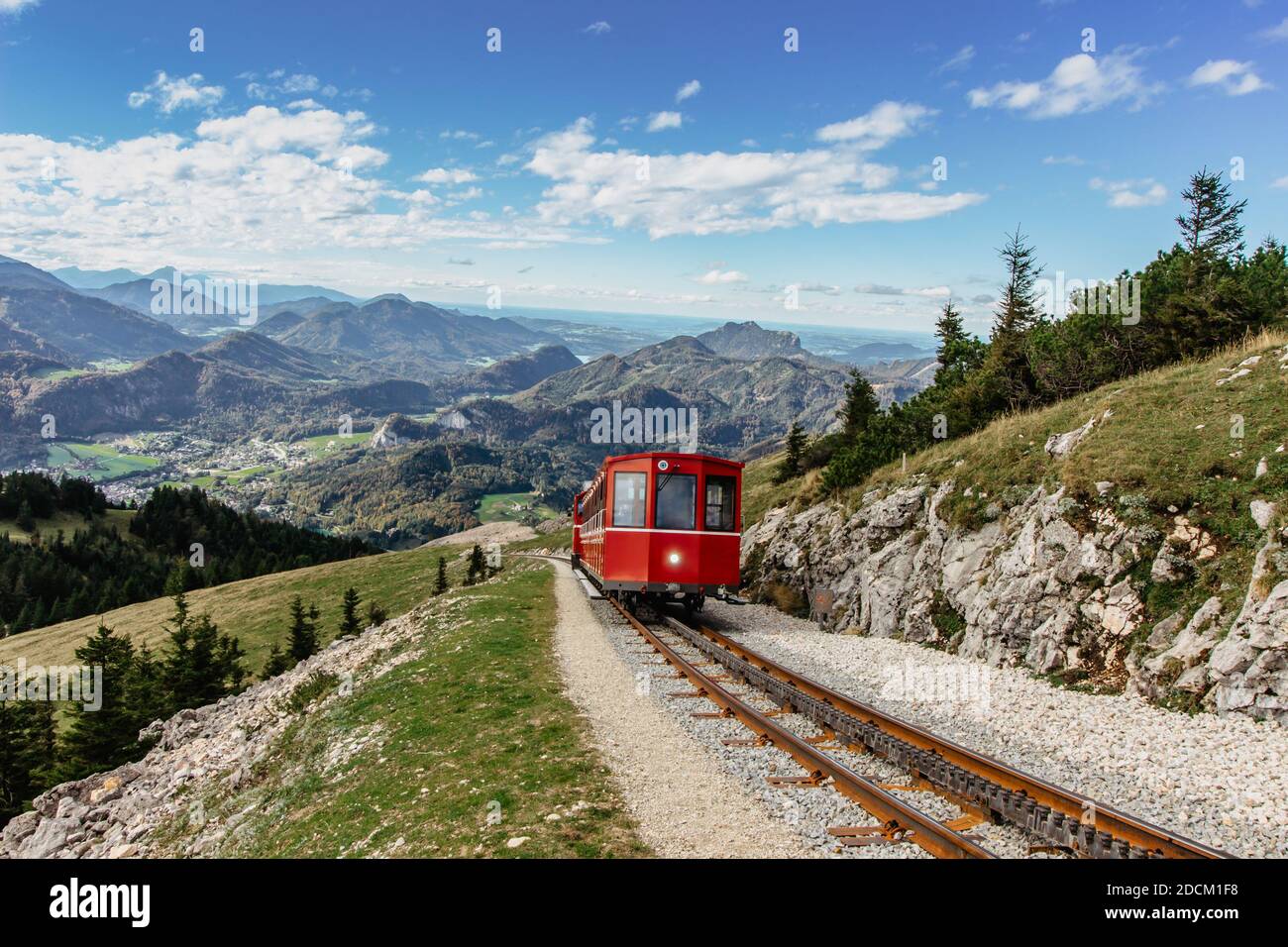 SCHAFBERGBAHN Cog Railway che parte da St. Wolfgang fino a Schafberg, Austria. Viaggio verso la cima delle Alpi attraverso campi lussureggianti e foreste verdi Foto Stock