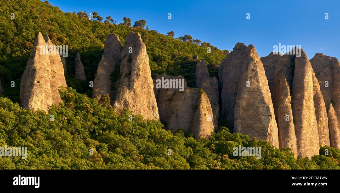 Tramonto panoramico sulla formazione rocciosa monolitica chiamata 'Les Pénitents' vicino al villaggio di Les Mées. Provenza-Alpi-Costa Azzurra (Regione PACA), Francia Foto Stock