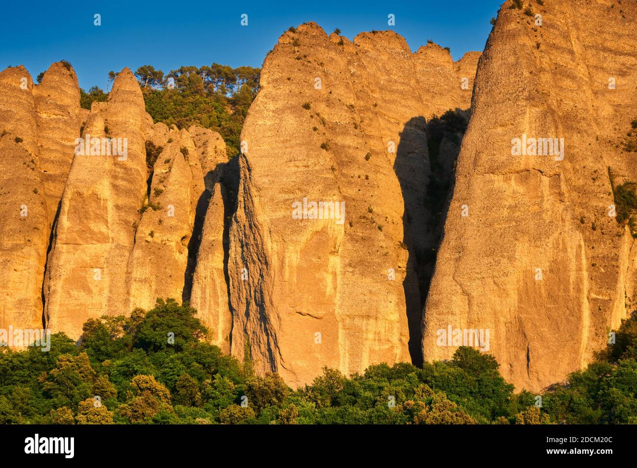 Tramonto sulla formazione rocciosa monolitica chiamata 'Les Pénitents' vicino al villaggio di Les Mées. Provenza-Alpi-Costa Azzurra (Regione PACA), Francia Foto Stock