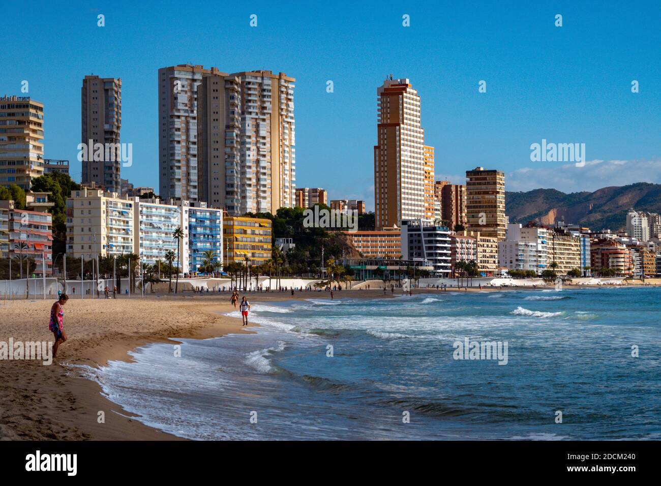 La popolare meta turistica e luogo di sole invernale di Benidorm, Costa Blanca, Spagna Foto Stock
