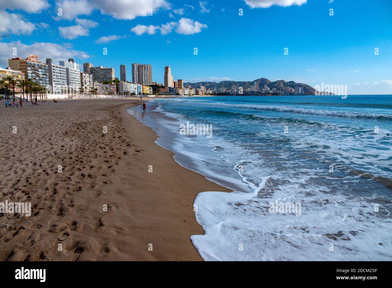 La popolare meta turistica e luogo di sole invernale di Benidorm, Costa Blanca, Spagna Foto Stock