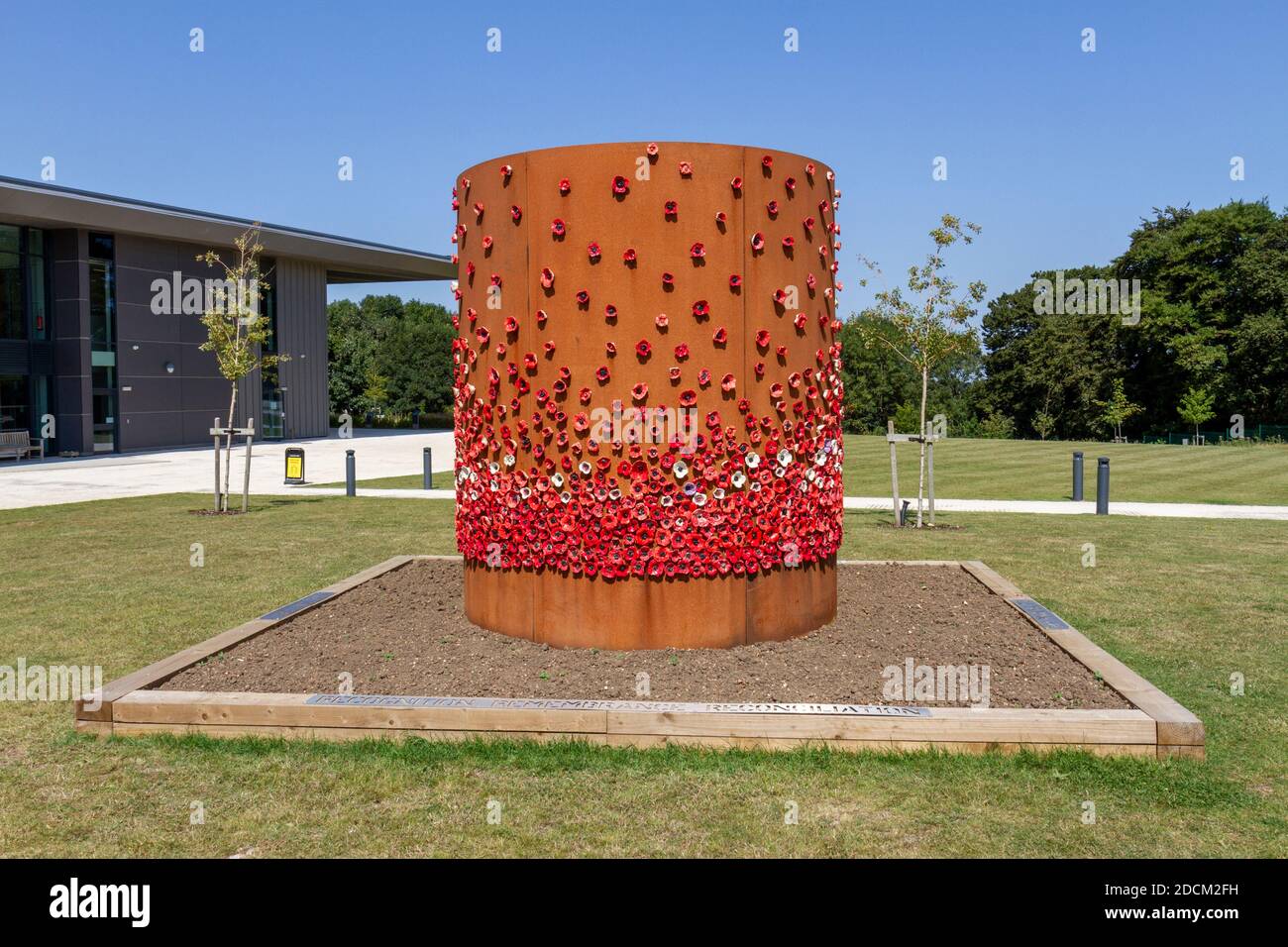 75° anniversario del memoriale del VE Day all'ingresso principale dell'International Bomber Command Center e dello spire Memorial, Lincoln, Lincs, Regno Unito. Foto Stock