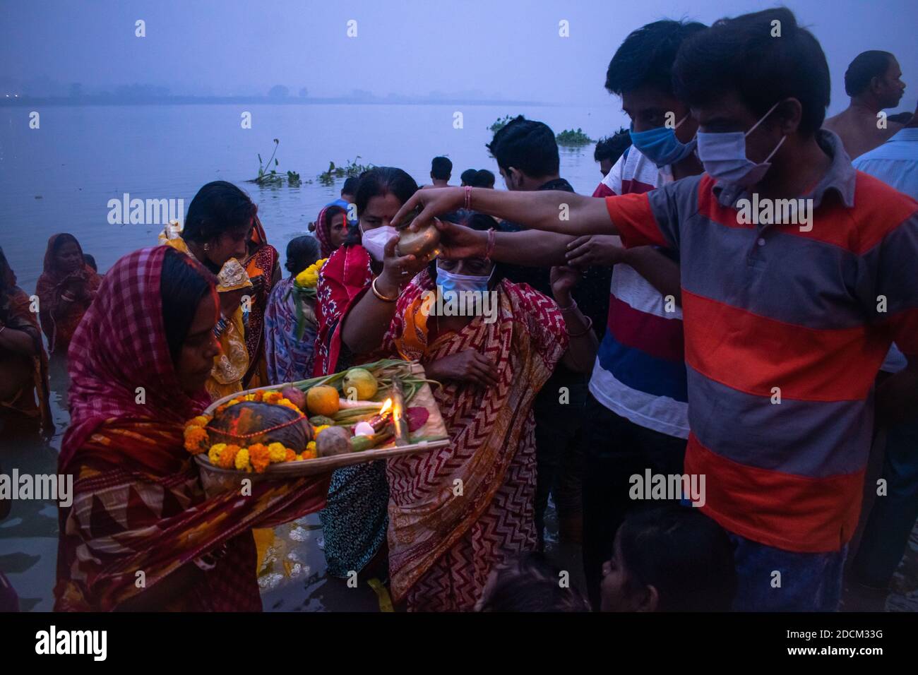 Kalyani, India. 21 Nov 2020. Una festa vedica degli Indù dedicata al culto del Dio Sole e della Dea Shashti. Viene celebrato in un periodo di 4 giorni che coinvolge vari rituali insieme a Vrat (astensione dall'acqua potabile) per un periodo più lungo. Credono che con questo stanno ringraziando Dio per la loro vita e adempiendo i loro desideri. (Foto di Ribhu Chatterjee/Pacific Press) Credit: Pacific Press Media Production Corp./Alamy Live News Foto Stock