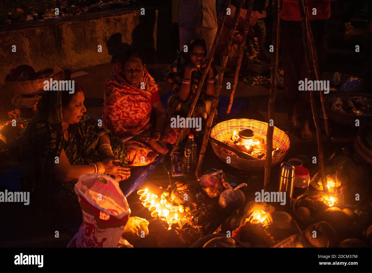 Kalyani, India. 21 Nov 2020. Una festa vedica degli Indù dedicata al culto del Dio Sole e della Dea Shashti. Viene celebrato in un periodo di 4 giorni che coinvolge vari rituali insieme a Vrat (astensione dall'acqua potabile) per un periodo più lungo. Credono che con questo stanno ringraziando Dio per la loro vita e adempiendo i loro desideri. (Foto di Ribhu Chatterjee/Pacific Press) Credit: Pacific Press Media Production Corp./Alamy Live News Foto Stock