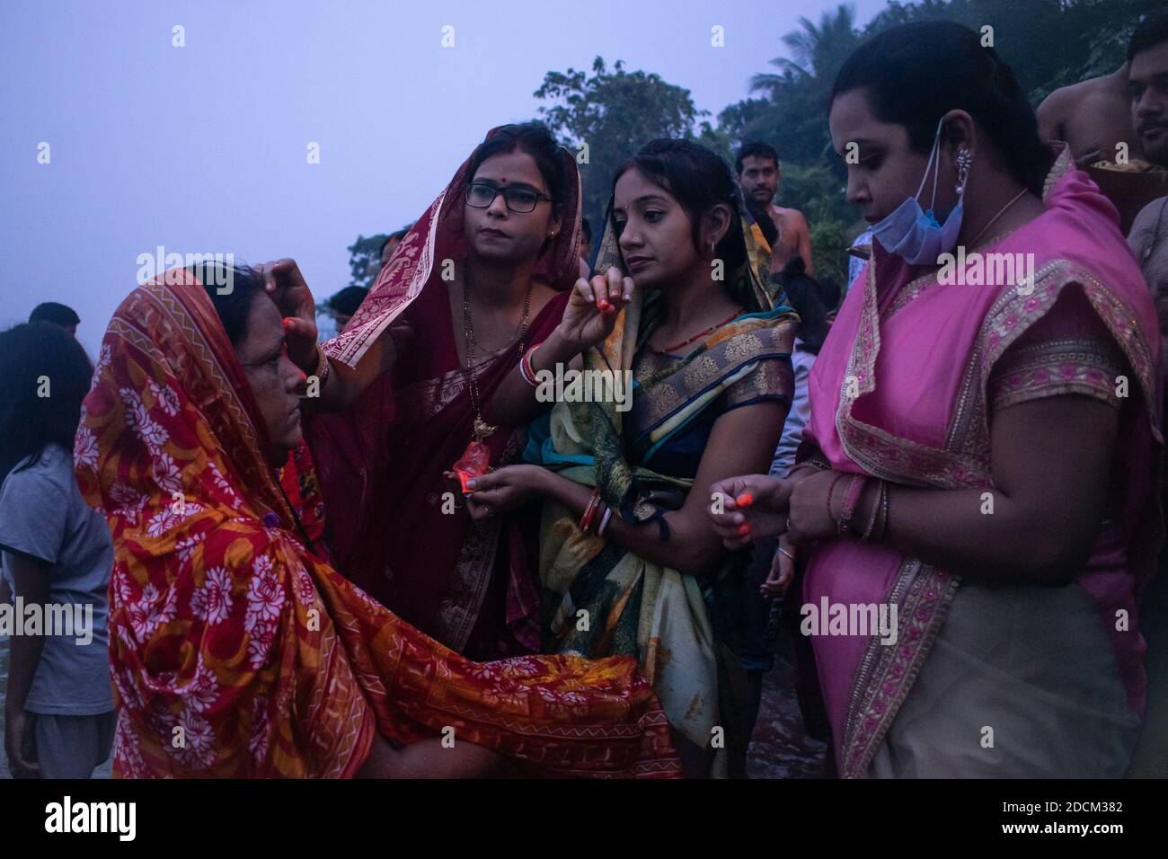 Kalyani, India. 21 Nov 2020. Una festa vedica degli Indù dedicata al culto del Dio Sole e della Dea Shashti. Viene celebrato in un periodo di 4 giorni che coinvolge vari rituali insieme a Vrat (astensione dall'acqua potabile) per un periodo più lungo. Credono che con questo stanno ringraziando Dio per la loro vita e adempiendo i loro desideri. (Foto di Ribhu Chatterjee/Pacific Press) Credit: Pacific Press Media Production Corp./Alamy Live News Foto Stock