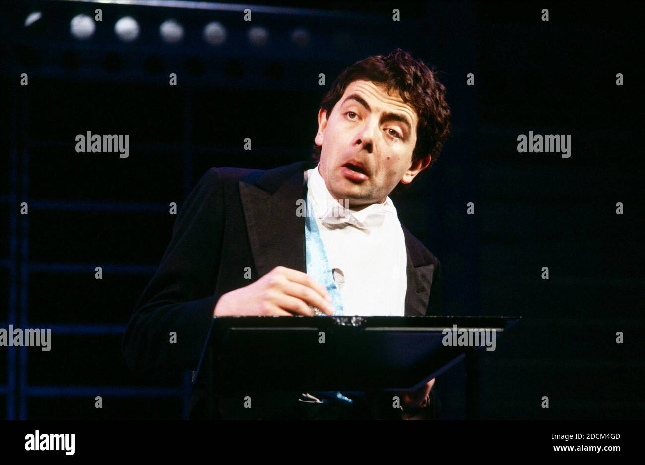 Rowan Atkinson nella NUOVA REVUE al Shaftesbury Theatre, Londra WC1 07/03/1986 scritto da Richard Curtis, ben Elton & Rowan Atkinson music: Howard Goodall design: Will Bowen lighting: Mark Henderson Foto Stock