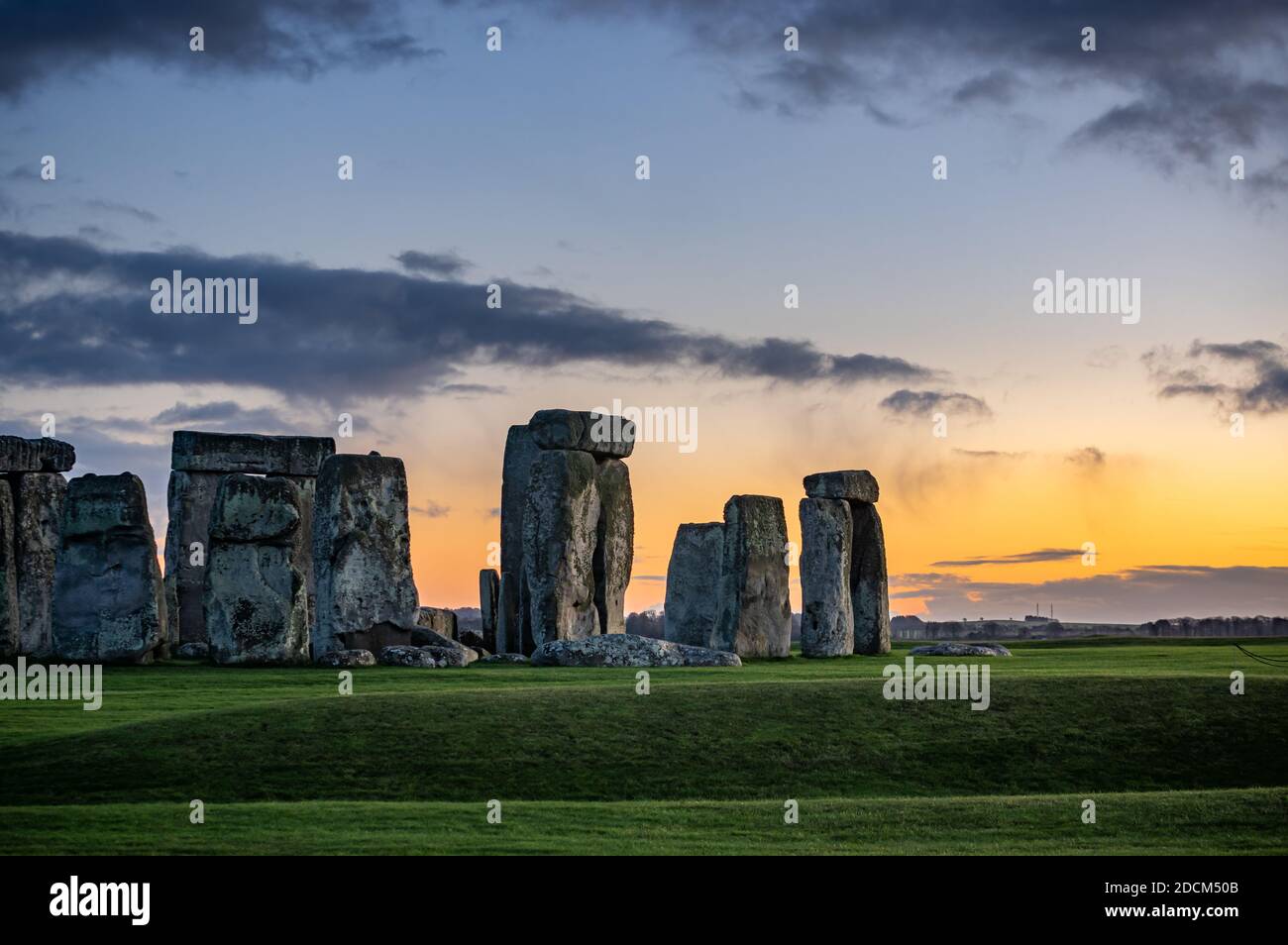 La luce soffusa della sera cade attraverso le pietre in piedi a Stonehenge nel Wiltshire Inghilterra. Foto Stock