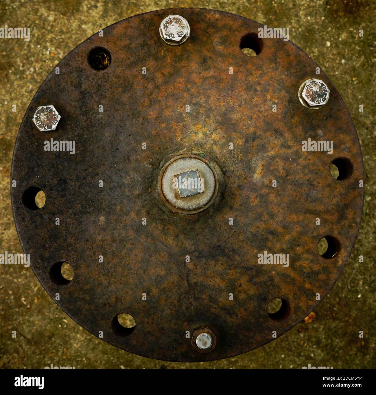 Un primo piano del coperchio metallico circolare di un foro del foro. Foto Stock