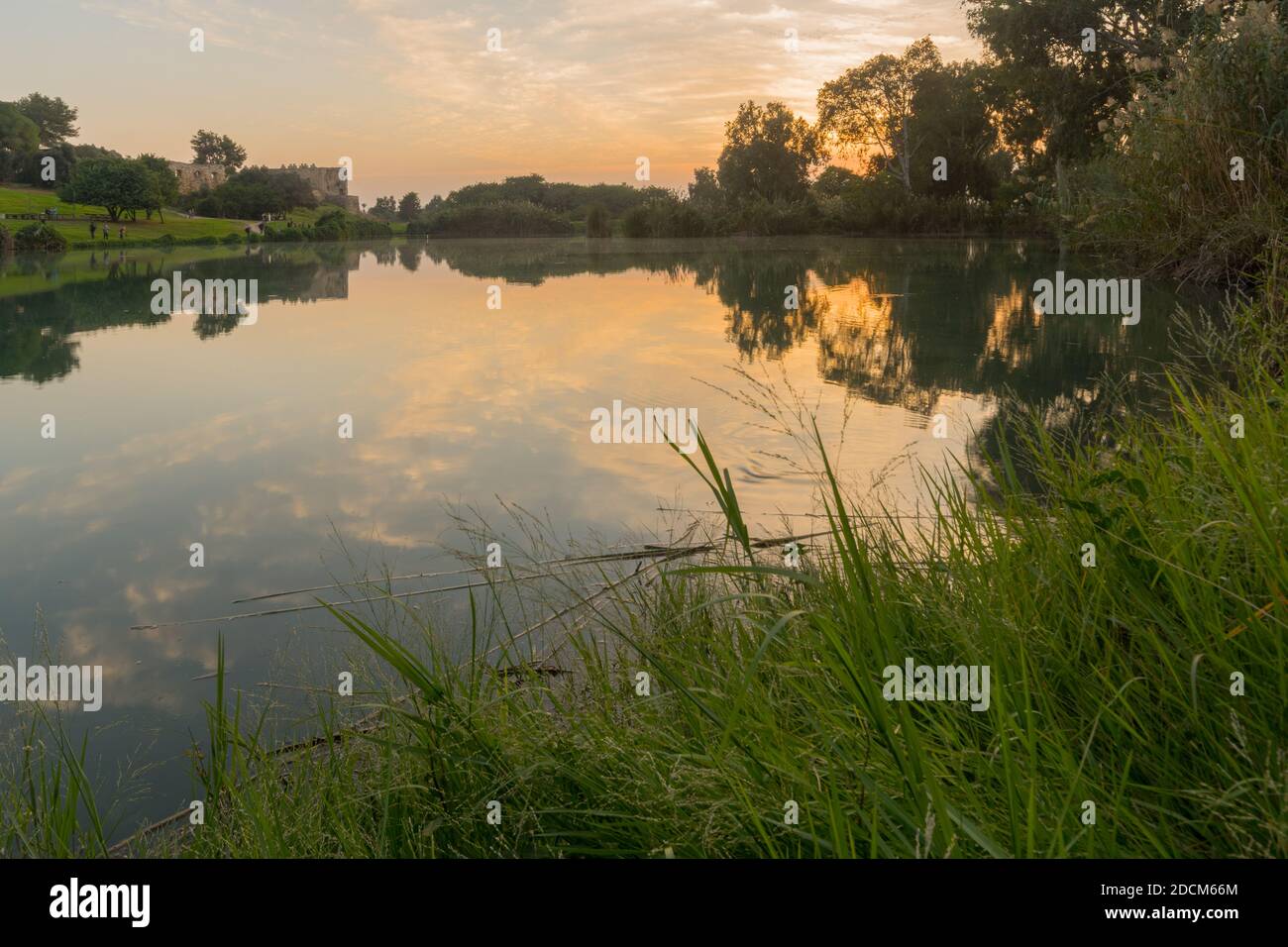 Vista al tramonto del lago, con il Forte di Antipatris (BINAR Bashi), nel Parco Nazionale di Yarkon (Tel Afek), Israele centrale Foto Stock