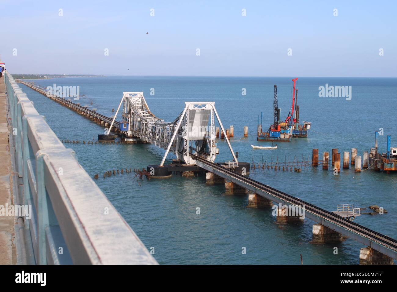 Migliore destinazione turistica superiore la pista ferroviaria del ponte di Pamban costruita Sull'Oceano Indiano in Rameswaram Tamil Nadu India Paesaggio selettivo Messa a fuoco Foto Stock