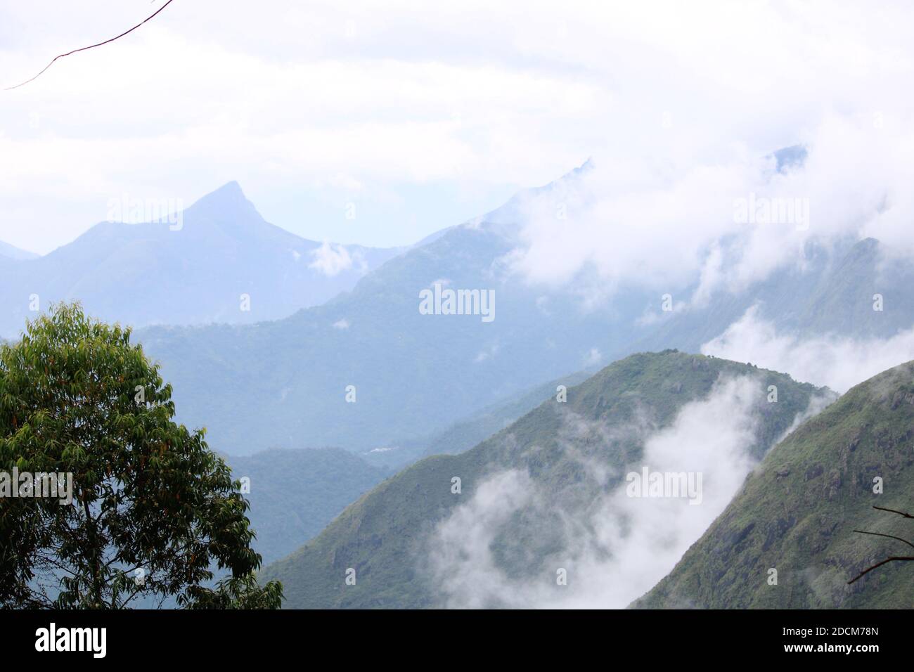 scenografico paesaggio urbano della stazione collinare di kodaikanal, la famosa stazione collinare si trova ai piedi delle colline di palani a tamilnadu, india meridionale Foto Stock