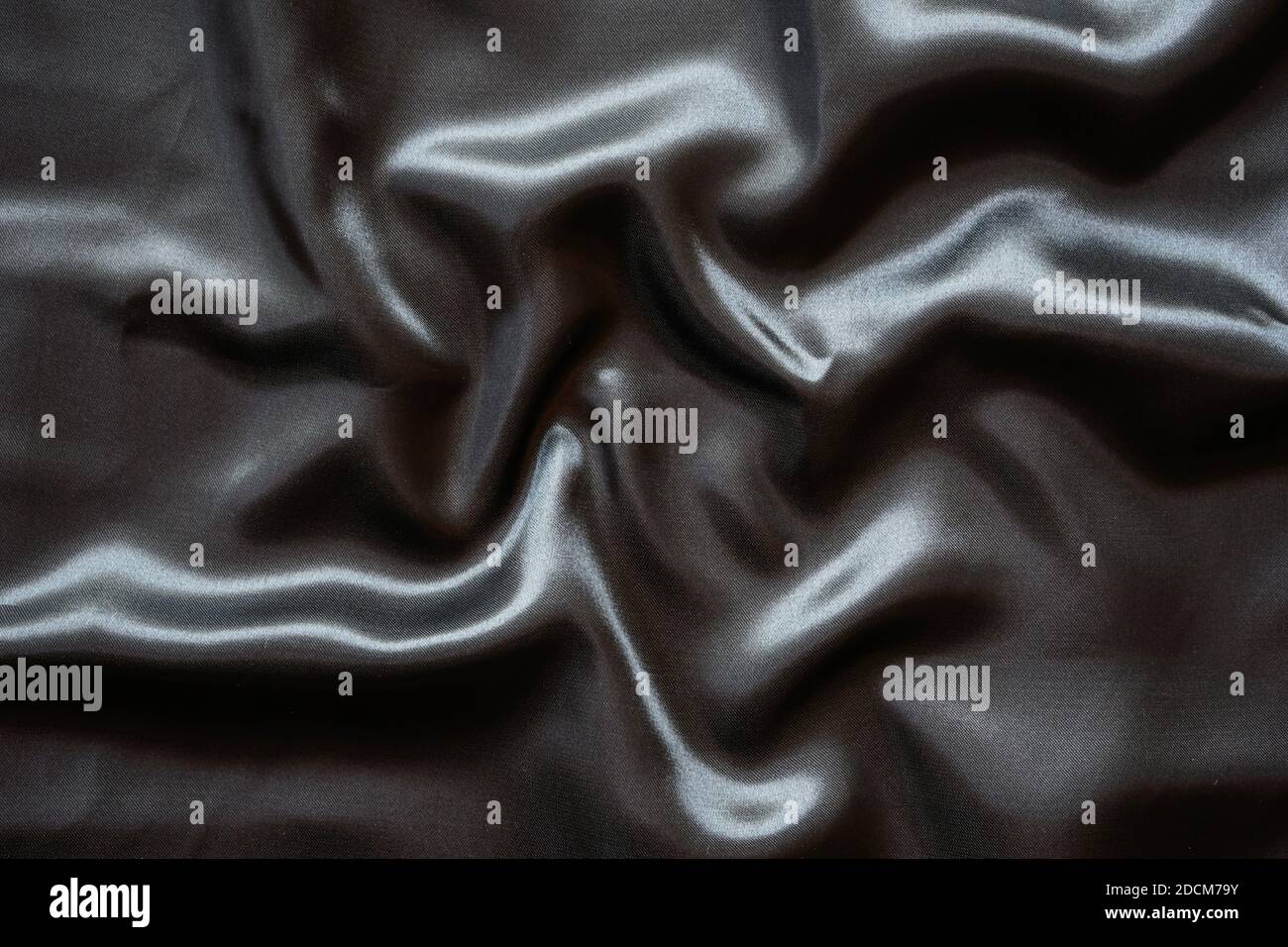 Stropicciato nero tessuto satinato sfondo tessuto Foto stock - Alamy