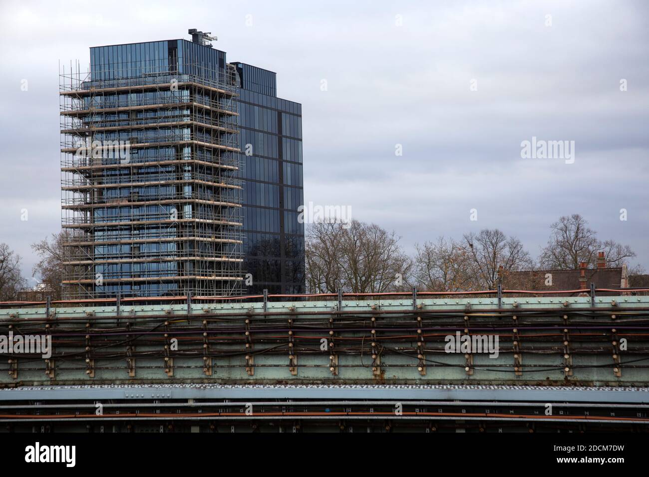 Empire House blocco di uffici nel processo di essere demolito, visto dalla piattaforma della stazione della metropolitana di Chiswick Park, Londra Inghilterra Regno Unito Foto Stock