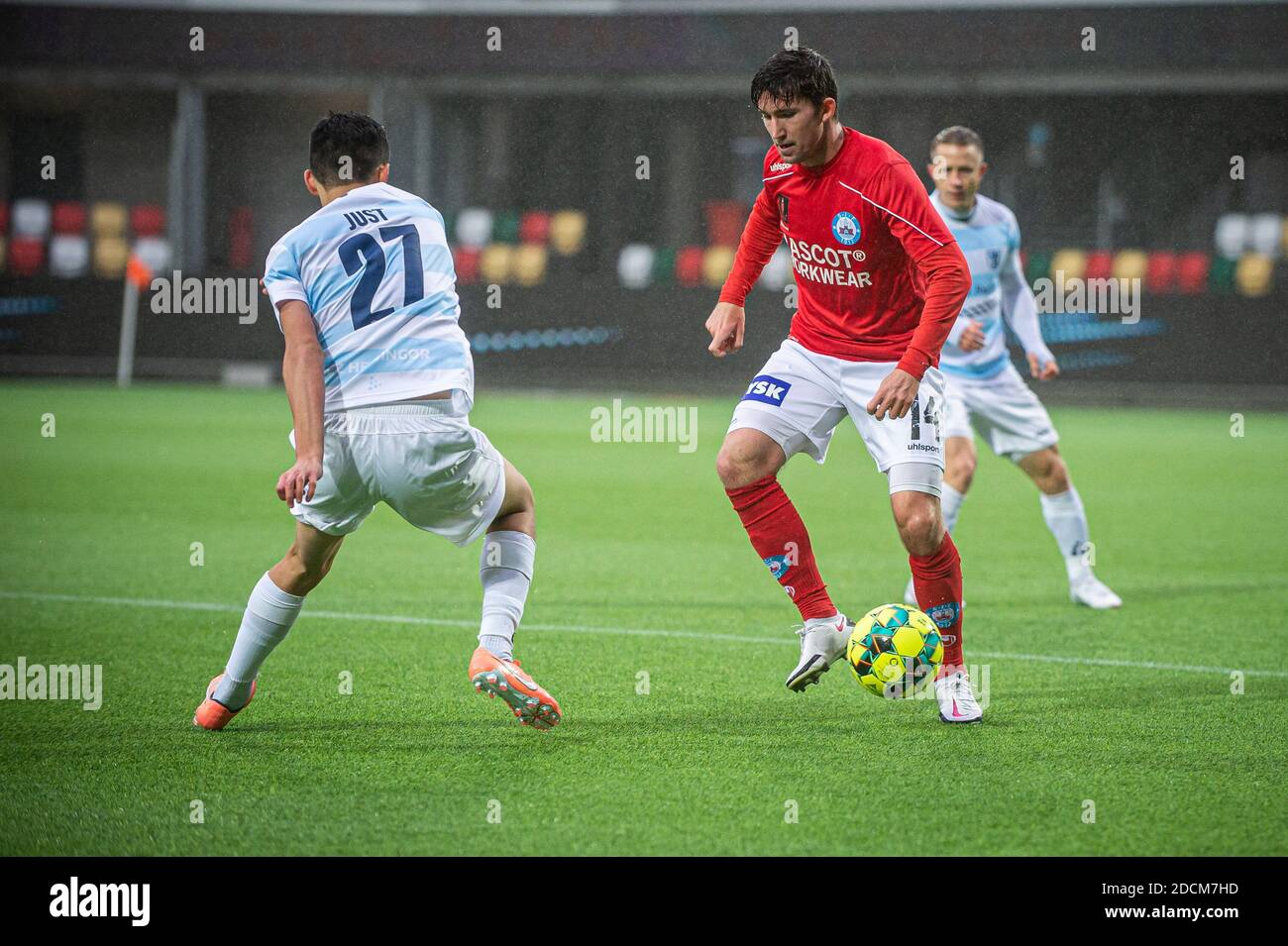 Silkeborg, Danimarca. 21 novembre 2020. Mark Brink (14) di Silkeborg IF e Elijah Just (27) di Helsingor visto durante la partita di divisione 1. Tra Silkeborg IF e FC Helsingor al Jysk Park di Silkeborg. (Foto: Gonzales Photo - Morten Kjaer). Foto Stock