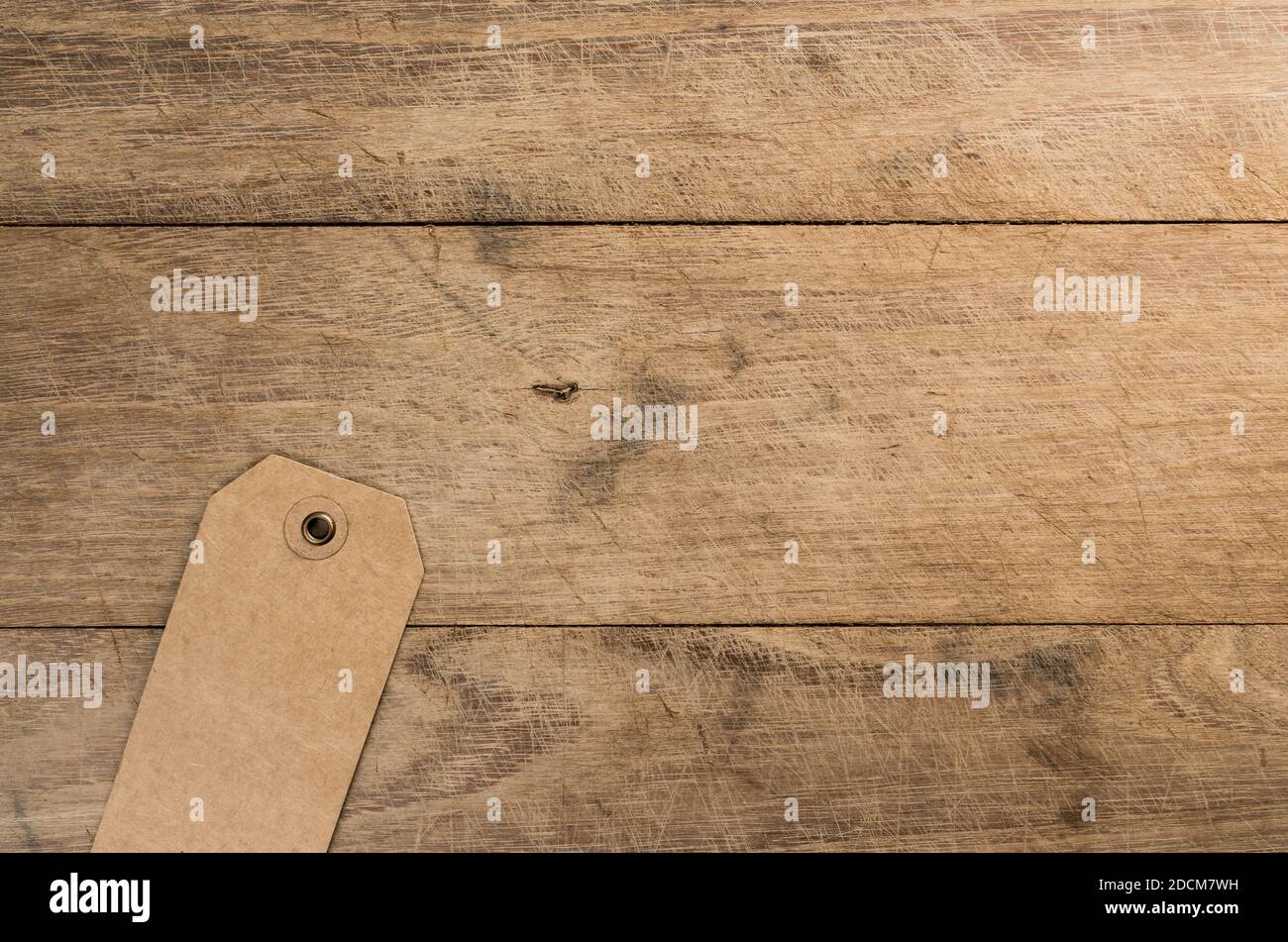 Una vista dall'alto dell'etichetta di cartone con un foro su un tavolo di legno con spazio per la copia Foto Stock